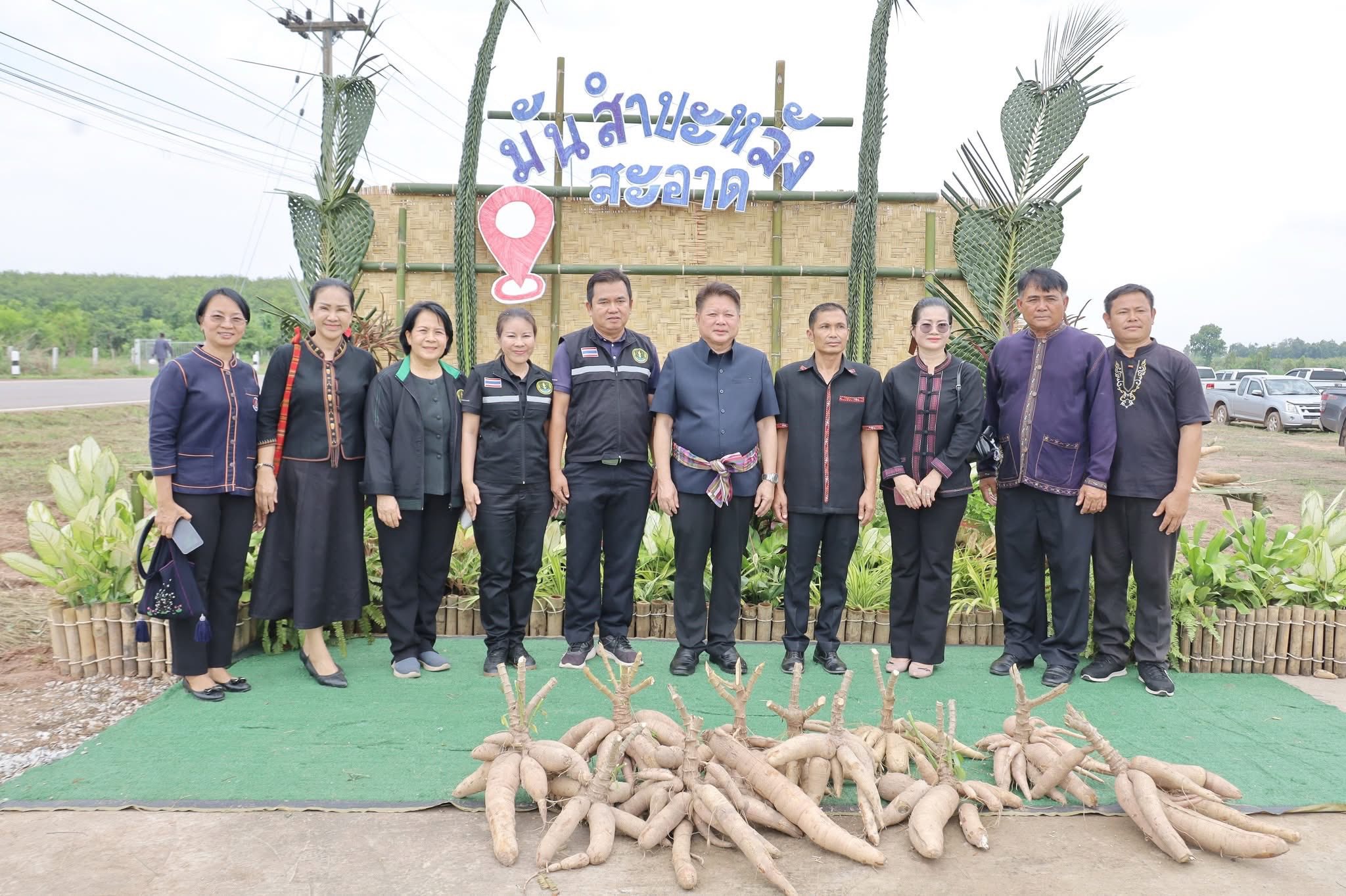 title - ส.ป.ก.กาฬสินธุ์ ร่วมงานรณรงค์และเชื่อมโยงเครือข่ายมันสำปะหลังสะอาด โครงการเพิ่มประสิทธิภาพการผลิตพืชเศรษฐกิจหลัก สร้างความมั่นคงเศรษฐกิจฐานรากภาคการเกษตร กิจกรรมหลัก พัฒนาศักยภาพการผลิตมันสำปะหลังคุณภาพ เสริมสร้างความมั่นคงพืชเศรษฐกิจ ประจำปี 2569 ณ สหกรณ์การเกษตรคำม่วง จำกัด (สาขา 3 นาบอน) หมู่ที่ 6 ตำบลนาบอน อำเภอคำม่วง จังหวัดกาฬสินธุ์