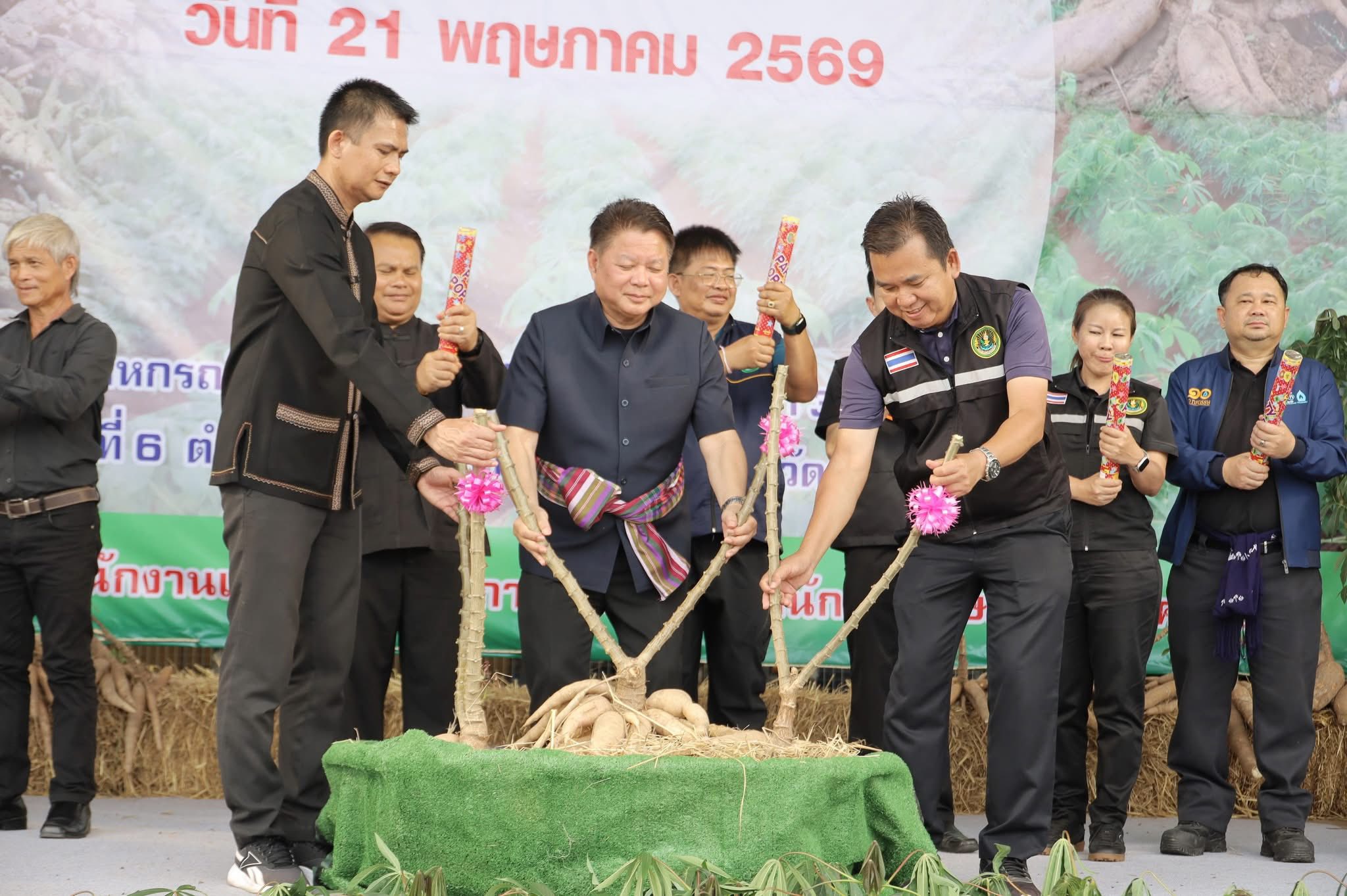 title - ส.ป.ก.กาฬสินธุ์ ร่วมงานรณรงค์และเชื่อมโยงเครือข่ายมันสำปะหลังสะอาด โครงการเพิ่มประสิทธิภาพการผลิตพืชเศรษฐกิจหลัก สร้างความมั่นคงเศรษฐกิจฐานรากภาคการเกษตร กิจกรรมหลัก พัฒนาศักยภาพการผลิตมันสำปะหลังคุณภาพ เสริมสร้างความมั่นคงพืชเศรษฐกิจ ประจำปี 2569 ณ สหกรณ์การเกษตรคำม่วง จำกัด (สาขา 3 นาบอน) หมู่ที่ 6 ตำบลนาบอน อำเภอคำม่วง จังหวัดกาฬสินธุ์