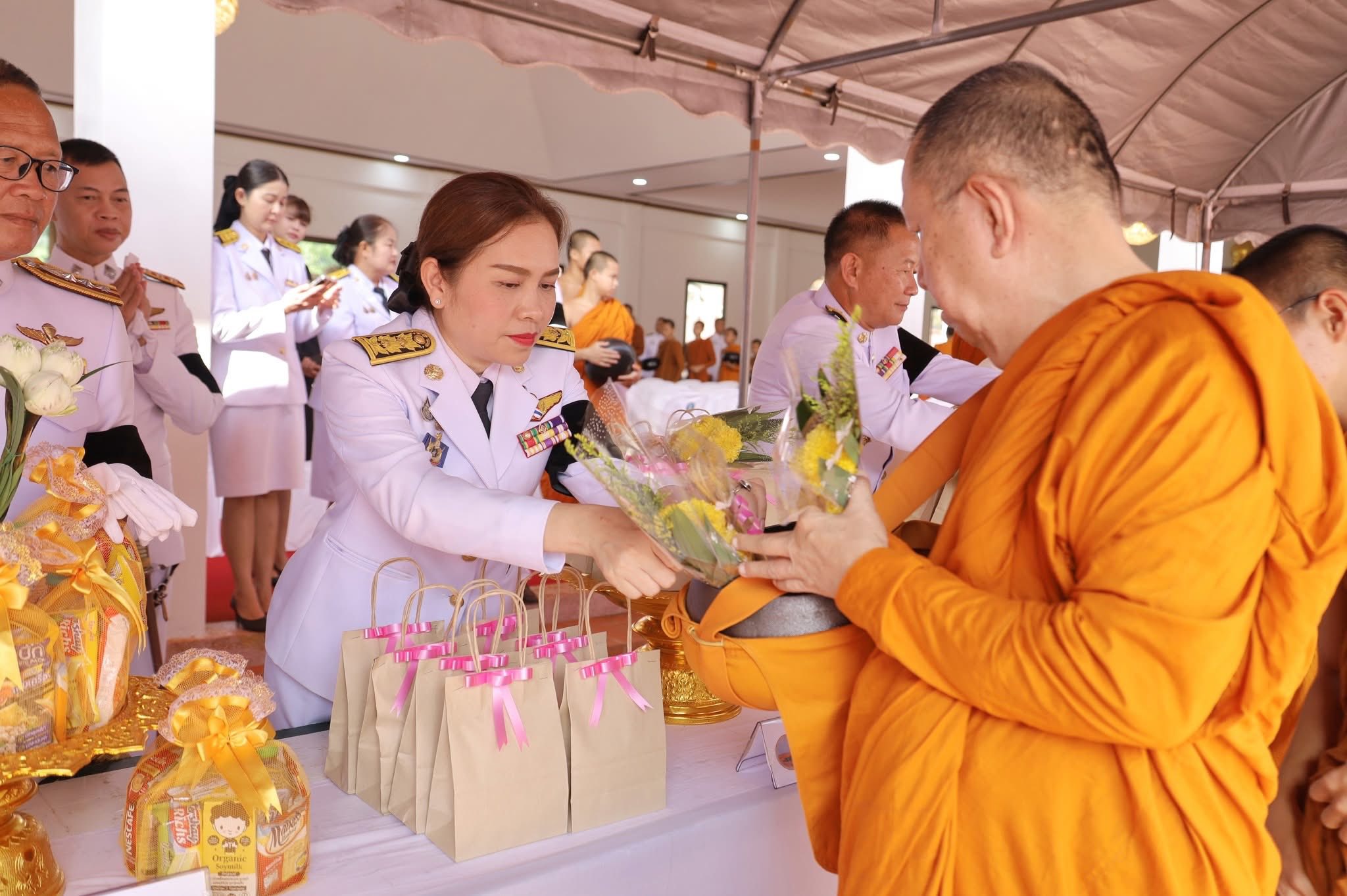 title - ส.ป.ก.กาฬสินธุ์ ร่วมพิธีสวดพระพุทธมนต์และทำบุญตักบาตรถวายพระราชกุศลเนื่องในโอกาสการประกาศยกย่องพระเกียรติคุณพระราชกรณียกิจในวาระครบ 100 ปี สมเด็จพระนางเจ้ารำไพพรรณี พระบรมราชินี ในรัชกาลที่ 7 ณ พระอุโบสถ วัดประชานิยม พระอารามหลวง อำเภอเมืองกาฬสินธุ์ จังหวัดกาฬสินธุ์