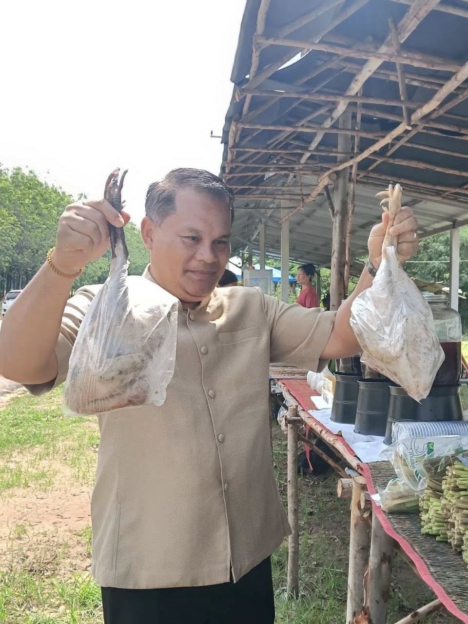 title - ส.ป.ก.กาฬสินธุ์ ลงพื้นที่ตำบลนาจำปา อำเภอดอนจาน จังหวัดกาฬสินธุ์ เพื่อเยี่ยมชม ชิม ช๊อป ให้กำลังใจ และร่วมเปิด ”ตลาดชุมชนดงกล้วย“ ของสมาชิกสหกรณ์การเกษตรบ้านดงกล้วยในเขตปฏิรูปที่ดิน จำกัด