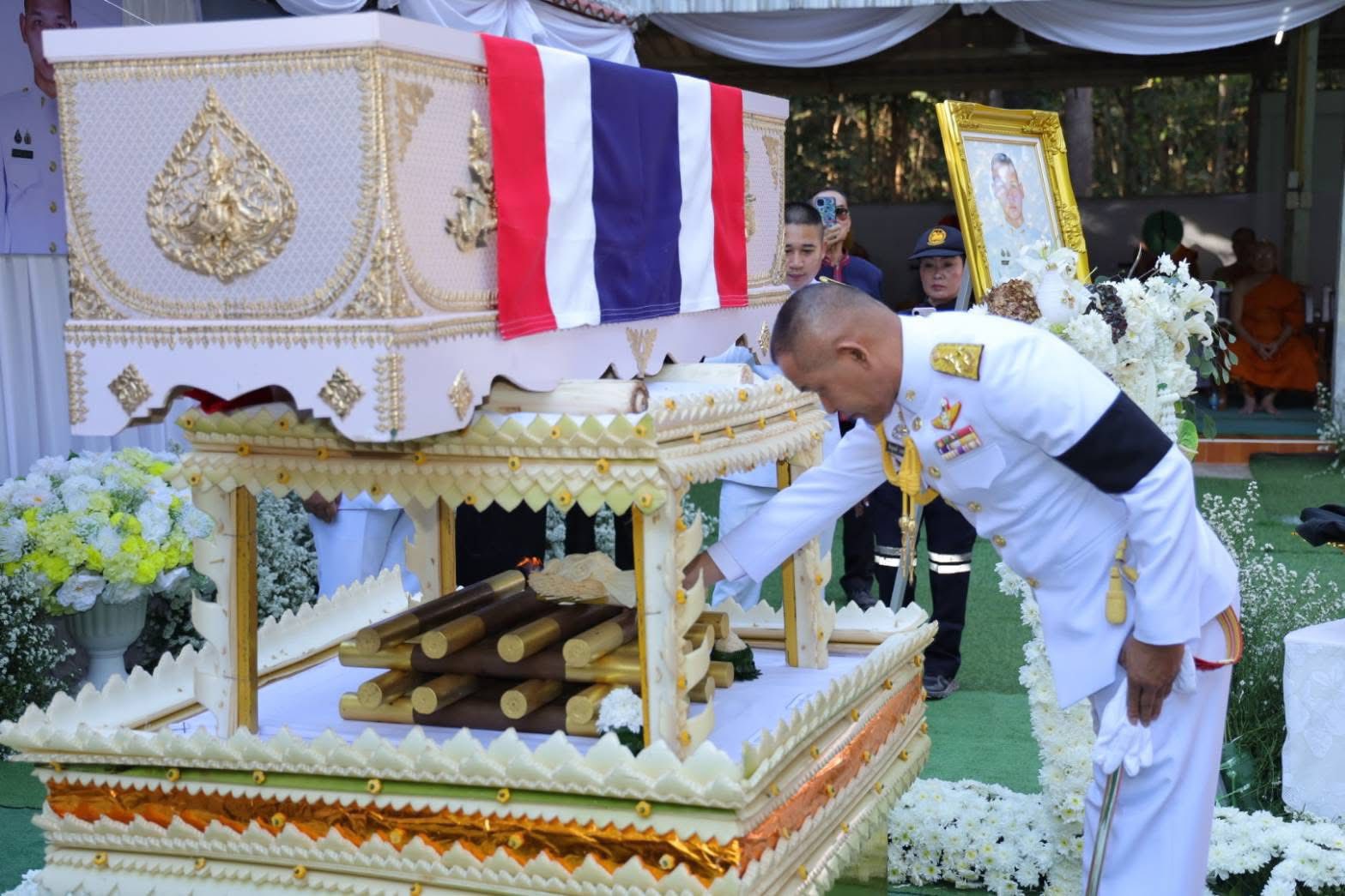 title - ส.ป.ก.กาฬสินธุ์ ร่วมพิธีการพระราชทานเพลิงศพ สิบเอก อภิสิทธิ์ บุนนาค นายสิบพยาบาล สังกัดกองพันทหารราบที่ 3 กรมทหารราบที่ 16 ณ เมรุวัดพุทธภาวัน บ้านสมสะอาด ตำบลสมสะอาด อำเภอกุฉินารายณ์ จังหวัดกาฬสินธุ์ ทหารกล้าผู้สละชีพเพื่อชาติในขณะปฏิบัติหน้าที่รักษาอาการบาดเจ็บของเพื่อนทหารในการสู้รบระหว่างไทย-กัมพูชา ที่สมรภูมิภูมะเขือ อำเภอกันทรลักษณ์ จังหวัดศรีสะเกษ