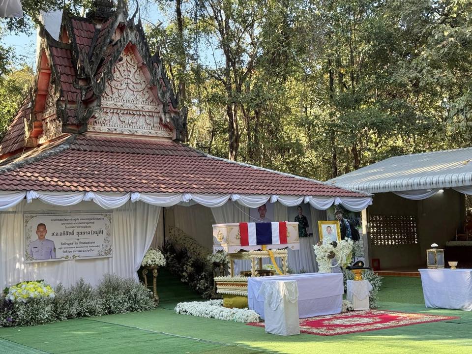 title - ส.ป.ก.กาฬสินธุ์ ร่วมพิธีการพระราชทานเพลิงศพ สิบเอก อภิสิทธิ์ บุนนาค นายสิบพยาบาล สังกัดกองพันทหารราบที่ 3 กรมทหารราบที่ 16 ณ เมรุวัดพุทธภาวัน บ้านสมสะอาด ตำบลสมสะอาด อำเภอกุฉินารายณ์ จังหวัดกาฬสินธุ์ ทหารกล้าผู้สละชีพเพื่อชาติในขณะปฏิบัติหน้าที่รักษาอาการบาดเจ็บของเพื่อนทหารในการสู้รบระหว่างไทย-กัมพูชา ที่สมรภูมิภูมะเขือ อำเภอกันทรลักษณ์ จังหวัดศรีสะเกษ