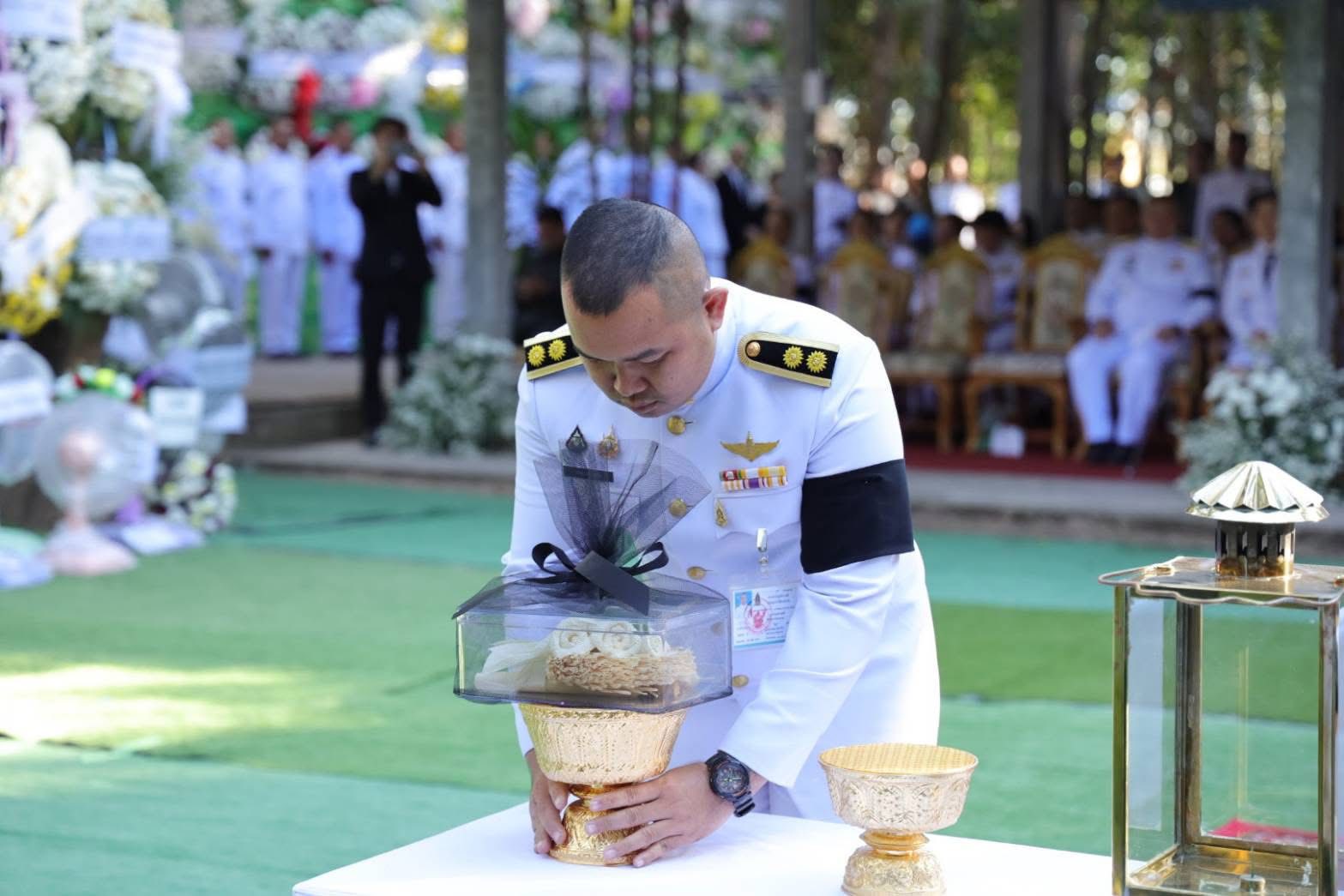 title - ส.ป.ก.กาฬสินธุ์ ร่วมพิธีการพระราชทานเพลิงศพ สิบเอก อภิสิทธิ์ บุนนาค นายสิบพยาบาล สังกัดกองพันทหารราบที่ 3 กรมทหารราบที่ 16 ณ เมรุวัดพุทธภาวัน บ้านสมสะอาด ตำบลสมสะอาด อำเภอกุฉินารายณ์ จังหวัดกาฬสินธุ์ ทหารกล้าผู้สละชีพเพื่อชาติในขณะปฏิบัติหน้าที่รักษาอาการบาดเจ็บของเพื่อนทหารในการสู้รบระหว่างไทย-กัมพูชา ที่สมรภูมิภูมะเขือ อำเภอกันทรลักษณ์ จังหวัดศรีสะเกษ