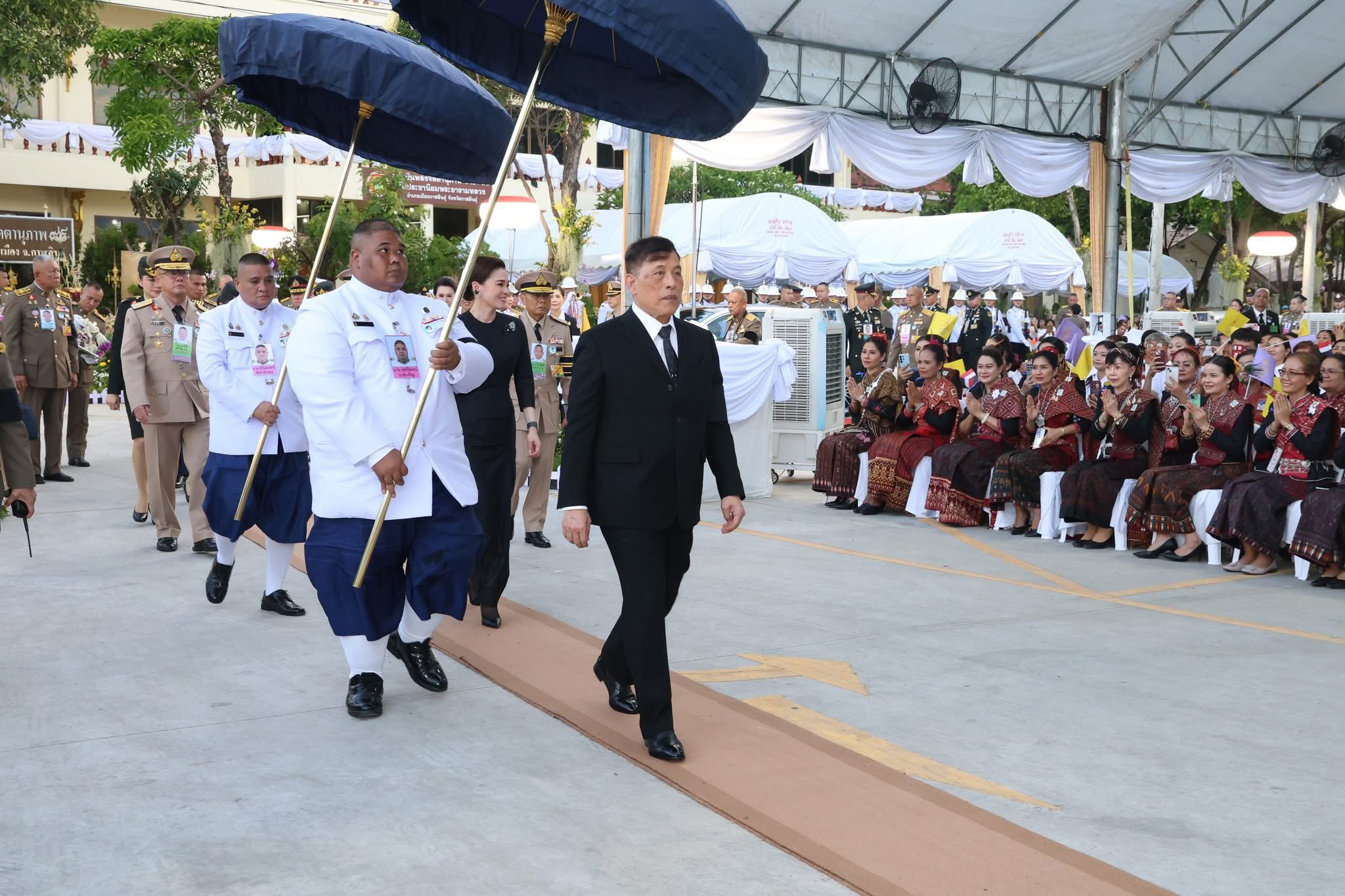 title - ส.ป.ก.กาฬสินธุ์ ร่วมรับเสด็จพระบาทสมเด็จพระเจ้าอยู่หัว และสมเด็จพระนางเจ้าฯ พระบรมราชินี เสด็จพระราชดำเนินไปทรงประกอบพิธีตัดหวายลูกนิมิตพระอุโบสถ ณ วัดประชานิยม อำเภอเมืองกาฬสินธุ์ จังหวัดกาฬสินธุ์