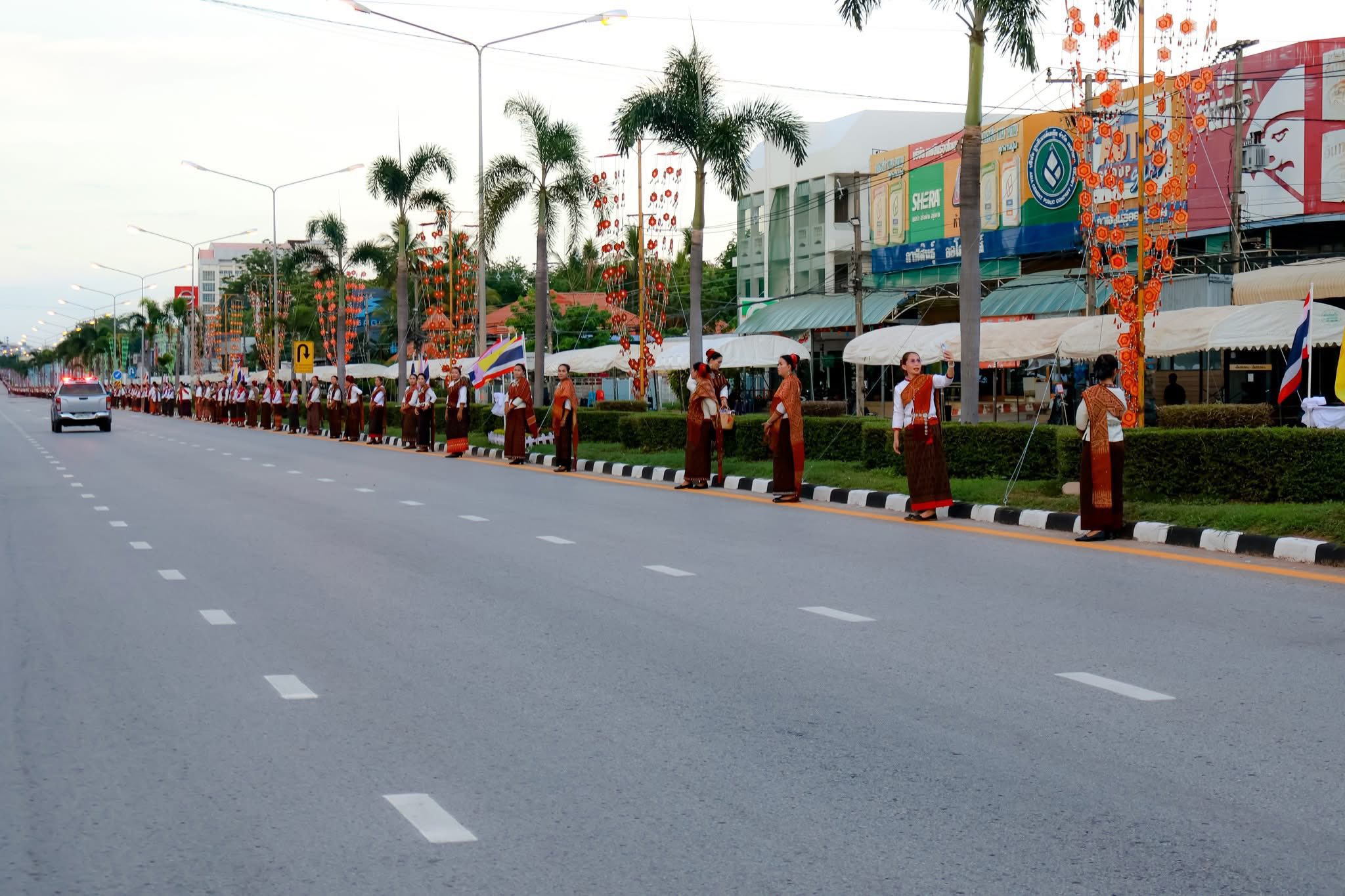 title - ส.ป.ก.กาฬสินธุ์ ร่วมรับเสด็จพระบาทสมเด็จพระเจ้าอยู่หัว และสมเด็จพระนางเจ้าฯ พระบรมราชินี เสด็จพระราชดำเนินไปทรงประกอบพิธีตัดหวายลูกนิมิตพระอุโบสถ ณ วัดประชานิยม อำเภอเมืองกาฬสินธุ์ จังหวัดกาฬสินธุ์