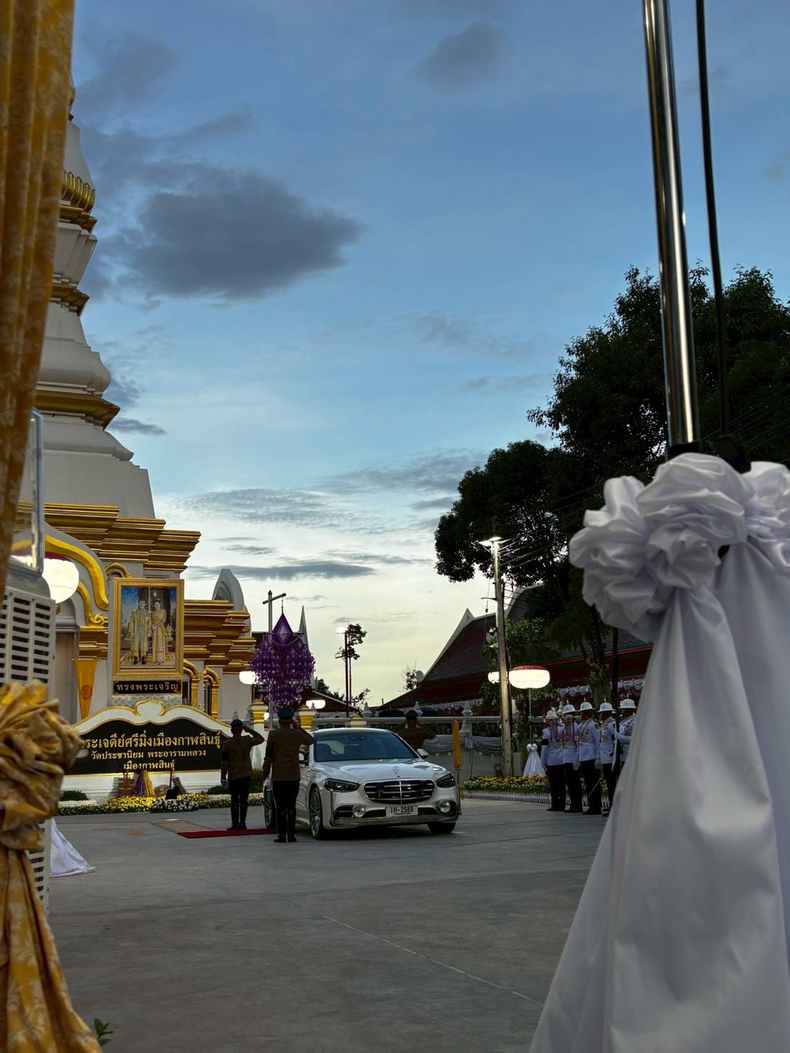 title - ส.ป.ก.กาฬสินธุ์ ร่วมรับเสด็จพระบาทสมเด็จพระเจ้าอยู่หัว และสมเด็จพระนางเจ้าฯ พระบรมราชินี เสด็จพระราชดำเนินไปทรงประกอบพิธีตัดหวายลูกนิมิตพระอุโบสถ ณ วัดประชานิยม อำเภอเมืองกาฬสินธุ์ จังหวัดกาฬสินธุ์