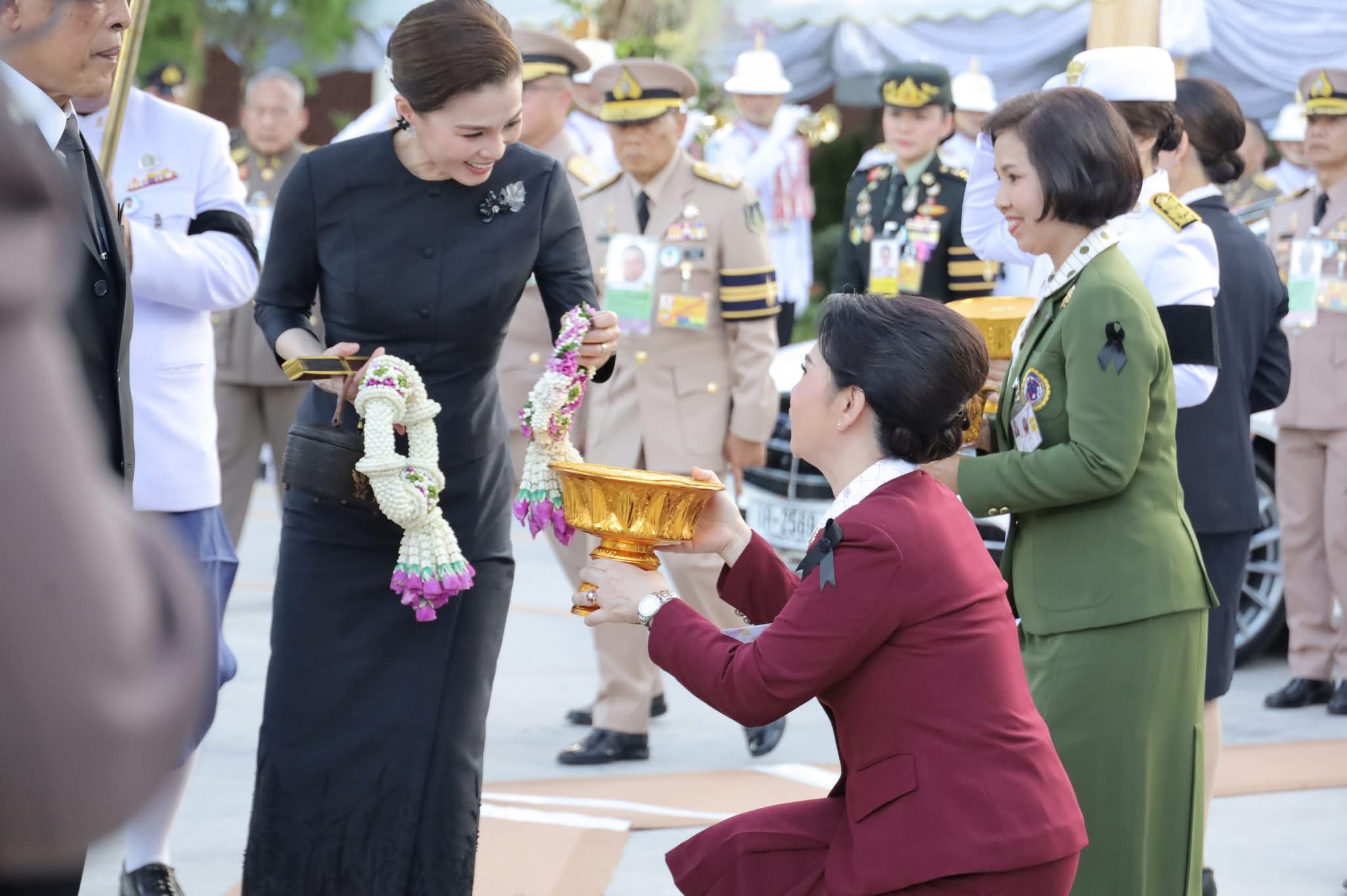 title - ส.ป.ก.กาฬสินธุ์ ร่วมรับเสด็จพระบาทสมเด็จพระเจ้าอยู่หัว และสมเด็จพระนางเจ้าฯ พระบรมราชินี เสด็จพระราชดำเนินไปทรงประกอบพิธีตัดหวายลูกนิมิตพระอุโบสถ ณ วัดประชานิยม อำเภอเมืองกาฬสินธุ์ จังหวัดกาฬสินธุ์