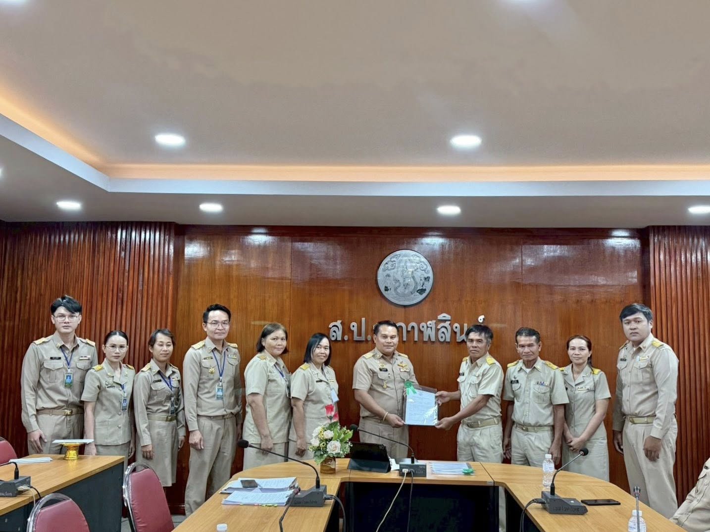 title - ส.ป.ก.กาฬสินธุ์ ร่วมกันส่งมอบหนังสืออนุญาตให้ใช้ที่ดินเพื่อกิจการสาธารณูปโภคและกิจการอื่นๆ ในเขตปฏิรูปที่ดิน (ส.ป.ก.4-31) ณ ห้องประชุมสำนักงานการปฏิรูปที่ดินจังหวัดกาฬสินธุ์