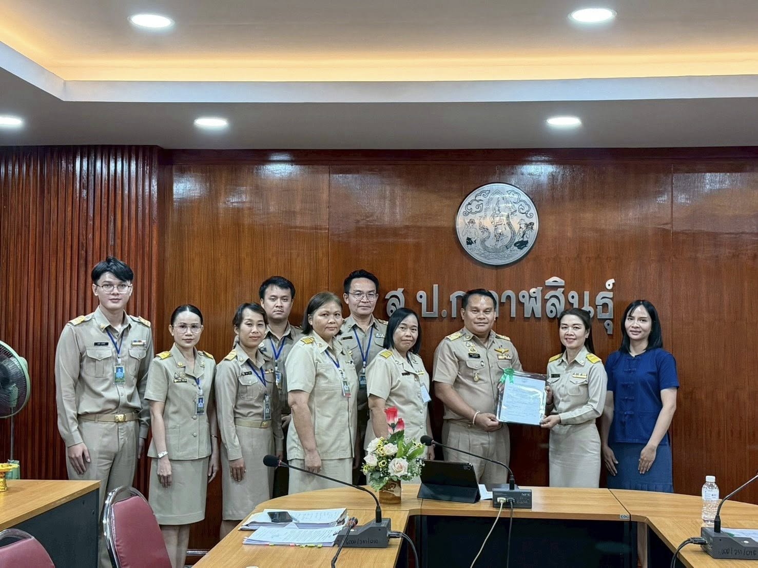 title - ส.ป.ก.กาฬสินธุ์ ร่วมกันส่งมอบหนังสืออนุญาตให้ใช้ที่ดินเพื่อกิจการสาธารณูปโภคและกิจการอื่นๆ ในเขตปฏิรูปที่ดิน (ส.ป.ก.4-31) ณ ห้องประชุมสำนักงานการปฏิรูปที่ดินจังหวัดกาฬสินธุ์