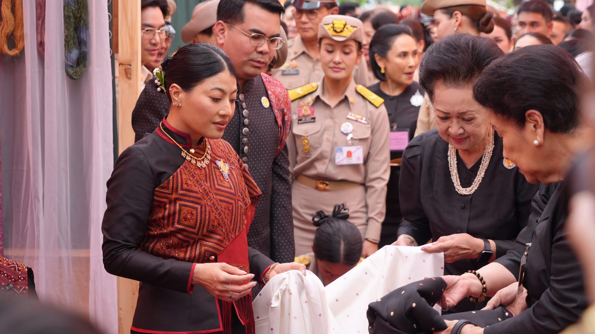 title - ส.ป.ก.กาฬสินธุ์ ร่วมรับเสด็จสมเด็จพระเจ้าลูกเธอ เจ้าฟ้าสิริวัณณวรี นารีรัตนราชกัญญา เสด็จทอดพระเนตรนิทรรศการ และการจัดแสดงผลงานภูมิปัญญาผ้าไทย และงานหัตถกรรมชุมชน ณ สหกรณ์ศูนย์ศิลปาชีพทอผ้าไหมแพรวา บ้านโพน กาฬสินธุ์ จำกัด ตำบลบ้านโพน อำเภอคำม่วง จังหวัดกาฬสินธุ์