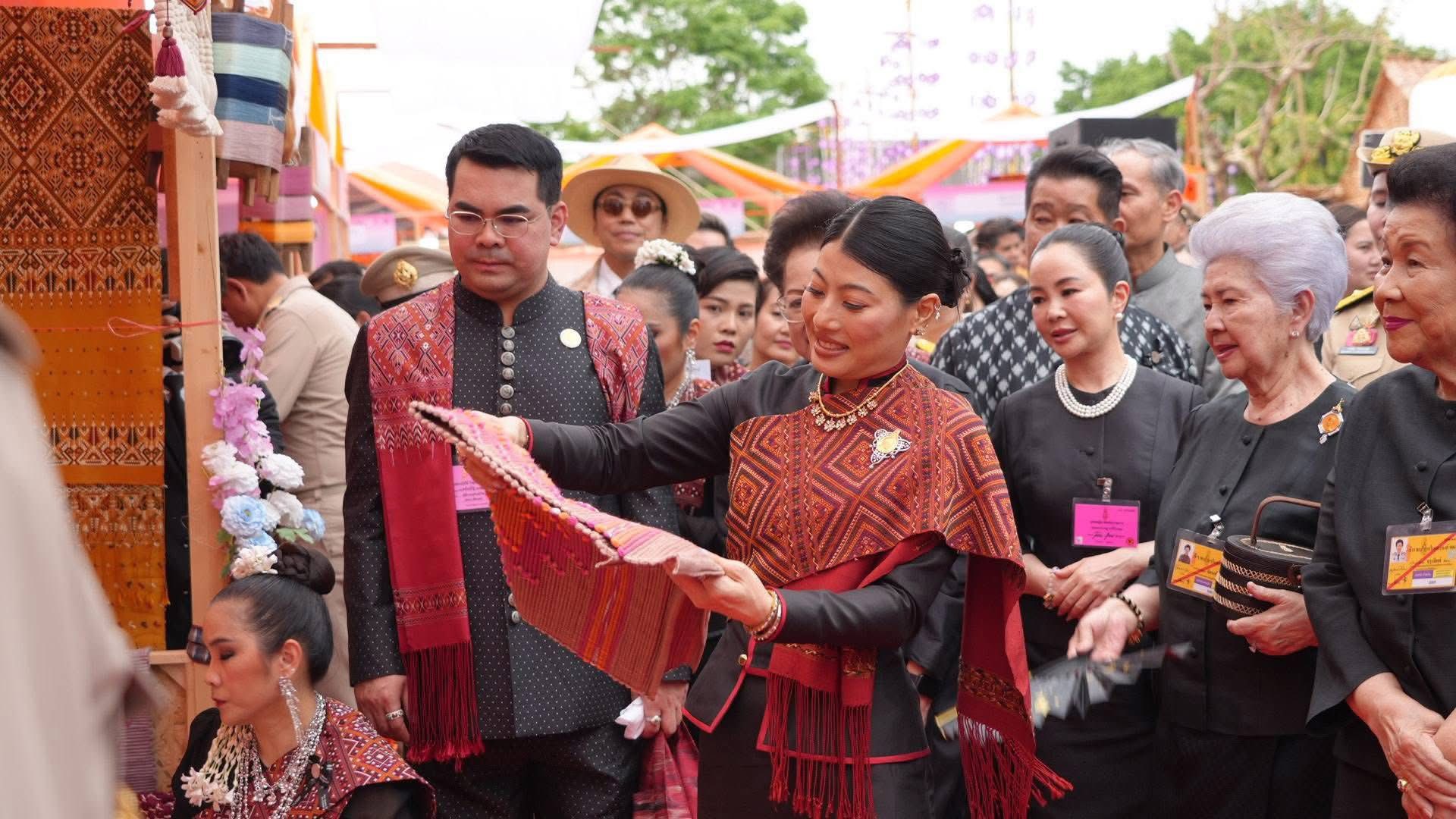 title - ส.ป.ก.กาฬสินธุ์ ร่วมรับเสด็จสมเด็จพระเจ้าลูกเธอ เจ้าฟ้าสิริวัณณวรี นารีรัตนราชกัญญา เสด็จทอดพระเนตรนิทรรศการ และการจัดแสดงผลงานภูมิปัญญาผ้าไทย และงานหัตถกรรมชุมชน ณ สหกรณ์ศูนย์ศิลปาชีพทอผ้าไหมแพรวา บ้านโพน กาฬสินธุ์ จำกัด ตำบลบ้านโพน อำเภอคำม่วง จังหวัดกาฬสินธุ์