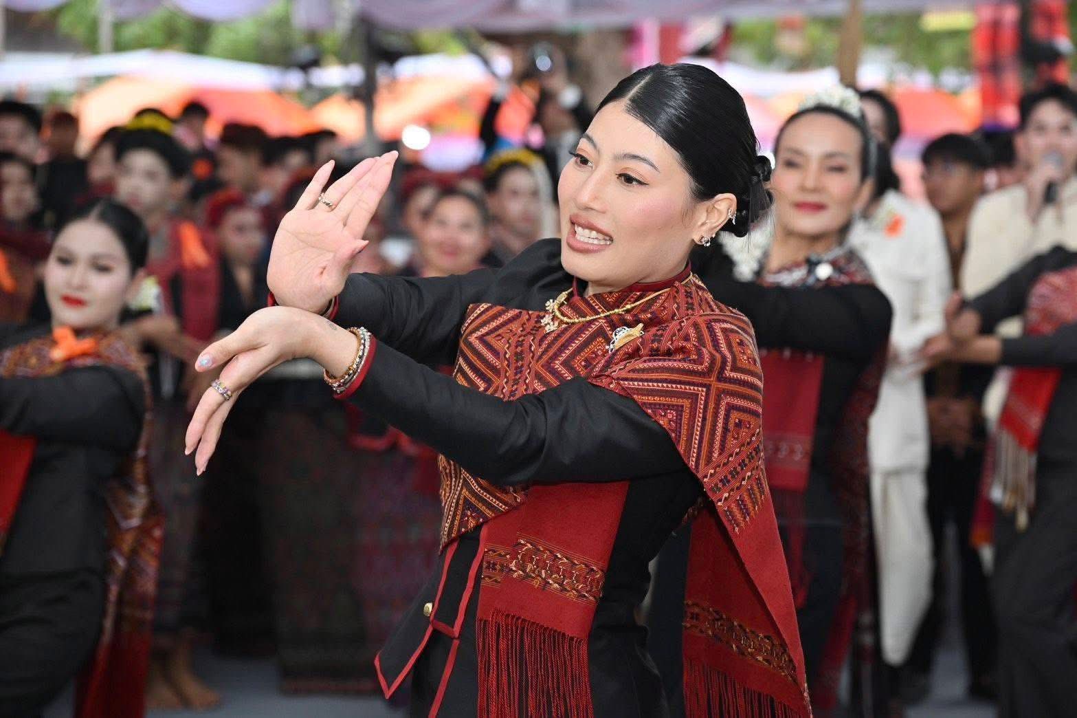 title - ส.ป.ก.กาฬสินธุ์ ร่วมรับเสด็จสมเด็จพระเจ้าลูกเธอ เจ้าฟ้าสิริวัณณวรี นารีรัตนราชกัญญา เสด็จทอดพระเนตรนิทรรศการ และการจัดแสดงผลงานภูมิปัญญาผ้าไทย และงานหัตถกรรมชุมชน ณ สหกรณ์ศูนย์ศิลปาชีพทอผ้าไหมแพรวา บ้านโพน กาฬสินธุ์ จำกัด ตำบลบ้านโพน อำเภอคำม่วง จังหวัดกาฬสินธุ์