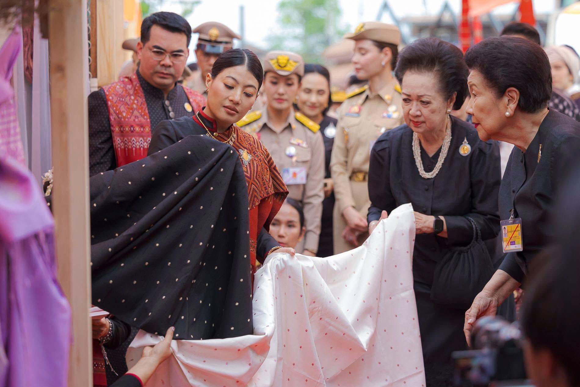 title - ส.ป.ก.กาฬสินธุ์ ร่วมรับเสด็จสมเด็จพระเจ้าลูกเธอ เจ้าฟ้าสิริวัณณวรี นารีรัตนราชกัญญา เสด็จทอดพระเนตรนิทรรศการ และการจัดแสดงผลงานภูมิปัญญาผ้าไทย และงานหัตถกรรมชุมชน ณ สหกรณ์ศูนย์ศิลปาชีพทอผ้าไหมแพรวา บ้านโพน กาฬสินธุ์ จำกัด ตำบลบ้านโพน อำเภอคำม่วง จังหวัดกาฬสินธุ์