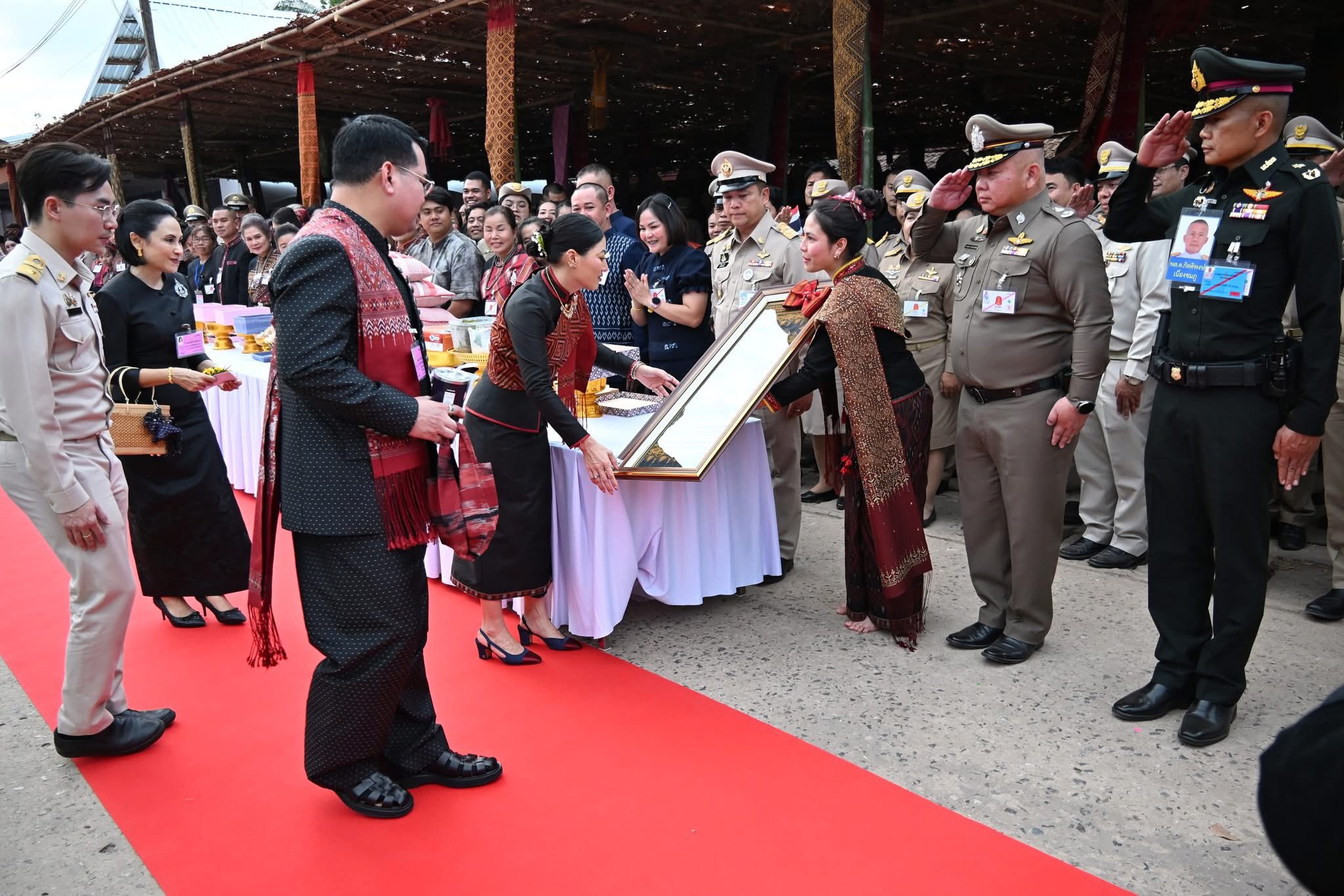 title - ส.ป.ก.กาฬสินธุ์ ร่วมรับเสด็จสมเด็จพระเจ้าลูกเธอ เจ้าฟ้าสิริวัณณวรี นารีรัตนราชกัญญา เสด็จทอดพระเนตรนิทรรศการ และการจัดแสดงผลงานภูมิปัญญาผ้าไทย และงานหัตถกรรมชุมชน ณ สหกรณ์ศูนย์ศิลปาชีพทอผ้าไหมแพรวา บ้านโพน กาฬสินธุ์ จำกัด ตำบลบ้านโพน อำเภอคำม่วง จังหวัดกาฬสินธุ์