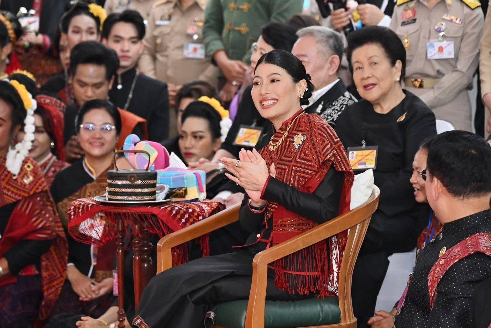 title - ส.ป.ก.กาฬสินธุ์ ร่วมรับเสด็จสมเด็จพระเจ้าลูกเธอ เจ้าฟ้าสิริวัณณวรี นารีรัตนราชกัญญา เสด็จทอดพระเนตรนิทรรศการ และการจัดแสดงผลงานภูมิปัญญาผ้าไทย และงานหัตถกรรมชุมชน ณ สหกรณ์ศูนย์ศิลปาชีพทอผ้าไหมแพรวา บ้านโพน กาฬสินธุ์ จำกัด ตำบลบ้านโพน อำเภอคำม่วง จังหวัดกาฬสินธุ์