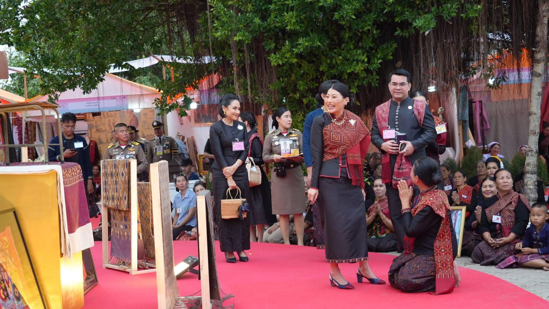 title - ส.ป.ก.กาฬสินธุ์ ร่วมรับเสด็จสมเด็จพระเจ้าลูกเธอ เจ้าฟ้าสิริวัณณวรี นารีรัตนราชกัญญา เสด็จทอดพระเนตรนิทรรศการ และการจัดแสดงผลงานภูมิปัญญาผ้าไทย และงานหัตถกรรมชุมชน ณ สหกรณ์ศูนย์ศิลปาชีพทอผ้าไหมแพรวา บ้านโพน กาฬสินธุ์ จำกัด ตำบลบ้านโพน อำเภอคำม่วง จังหวัดกาฬสินธุ์