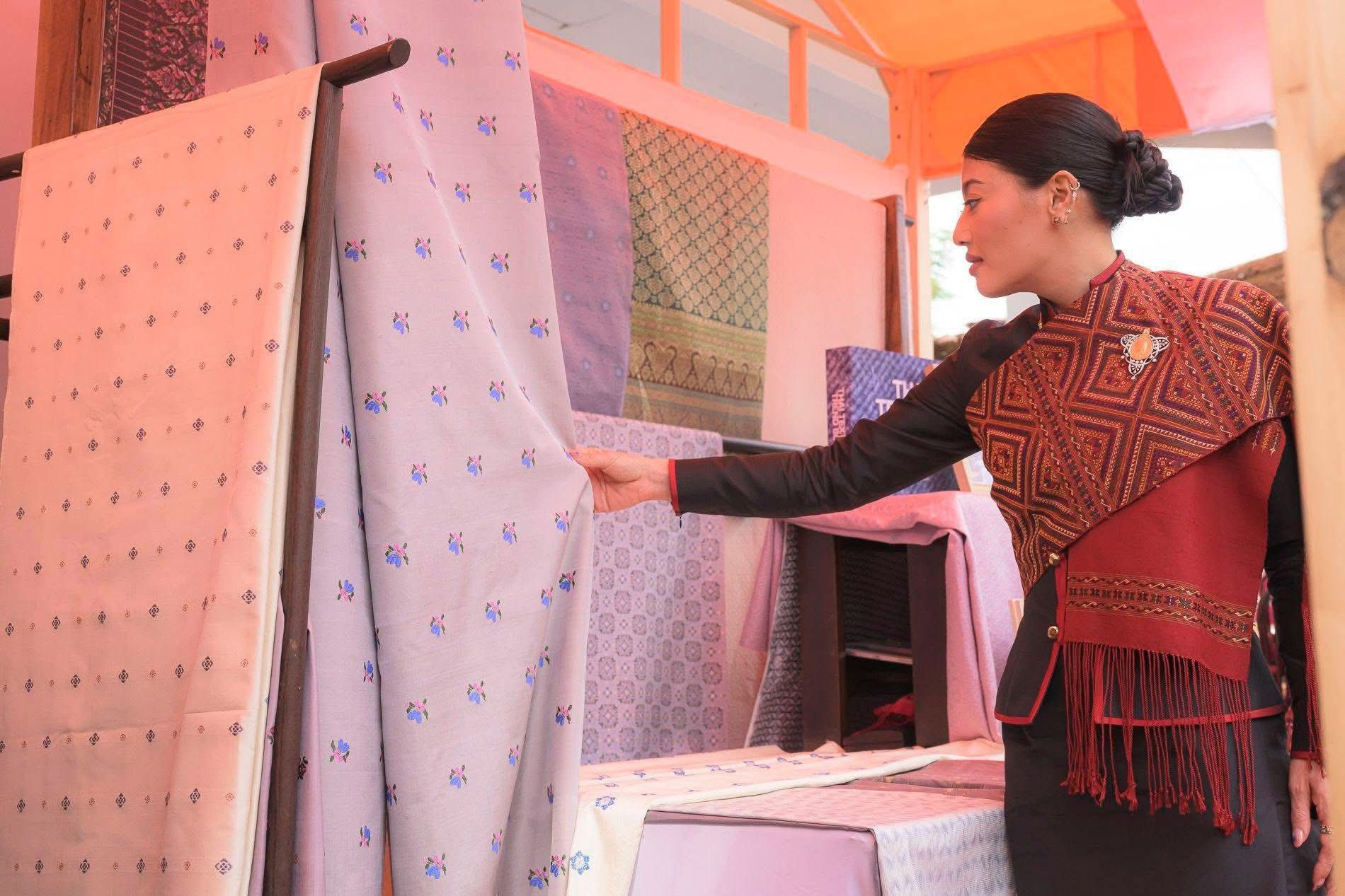 title - ส.ป.ก.กาฬสินธุ์ ร่วมรับเสด็จสมเด็จพระเจ้าลูกเธอ เจ้าฟ้าสิริวัณณวรี นารีรัตนราชกัญญา เสด็จทอดพระเนตรนิทรรศการ และการจัดแสดงผลงานภูมิปัญญาผ้าไทย และงานหัตถกรรมชุมชน ณ สหกรณ์ศูนย์ศิลปาชีพทอผ้าไหมแพรวา บ้านโพน กาฬสินธุ์ จำกัด ตำบลบ้านโพน อำเภอคำม่วง จังหวัดกาฬสินธุ์