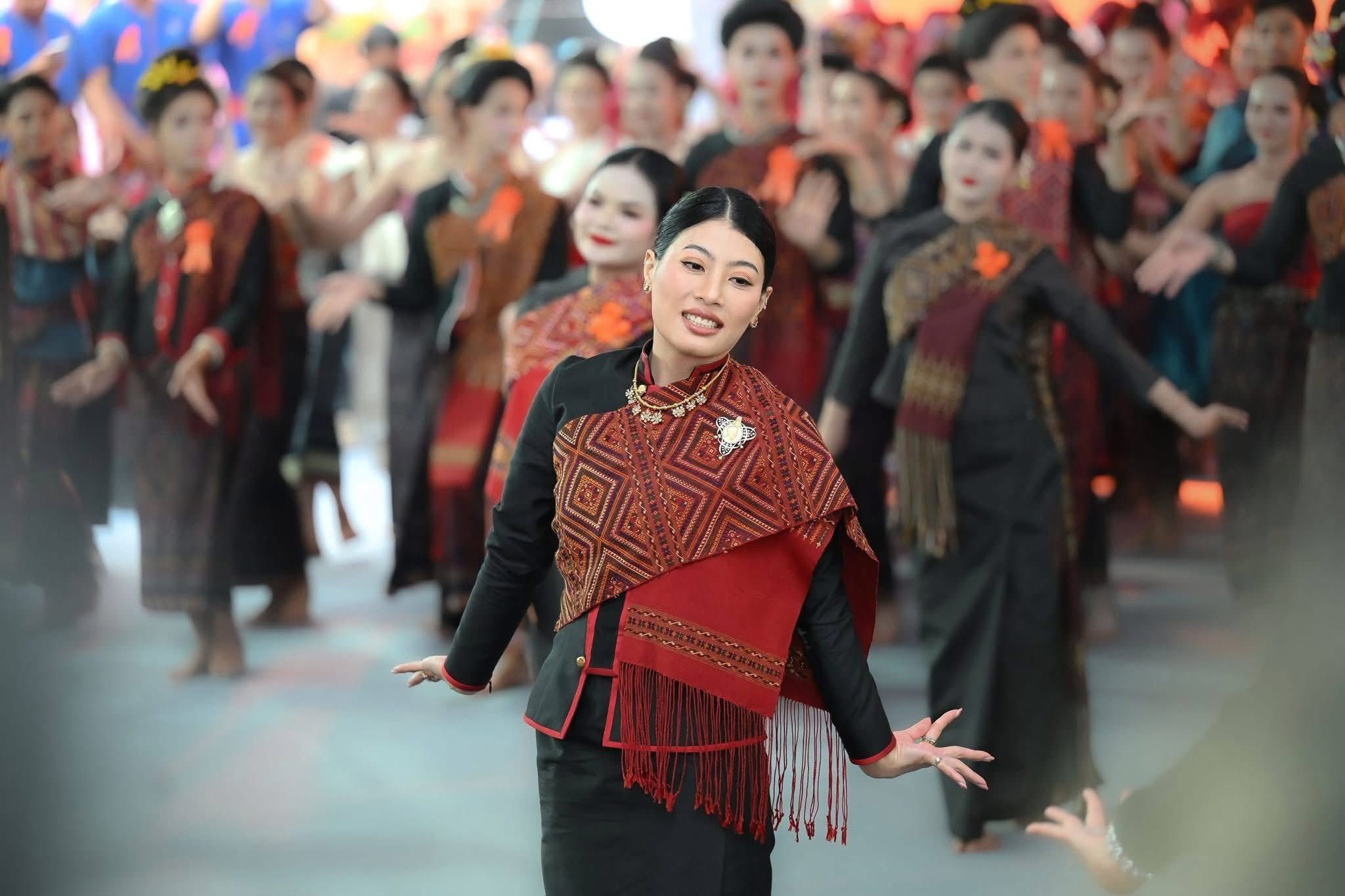 title - ส.ป.ก.กาฬสินธุ์ ร่วมรับเสด็จสมเด็จพระเจ้าลูกเธอ เจ้าฟ้าสิริวัณณวรี นารีรัตนราชกัญญา เสด็จทอดพระเนตรนิทรรศการ และการจัดแสดงผลงานภูมิปัญญาผ้าไทย และงานหัตถกรรมชุมชน ณ สหกรณ์ศูนย์ศิลปาชีพทอผ้าไหมแพรวา บ้านโพน กาฬสินธุ์ จำกัด ตำบลบ้านโพน อำเภอคำม่วง จังหวัดกาฬสินธุ์