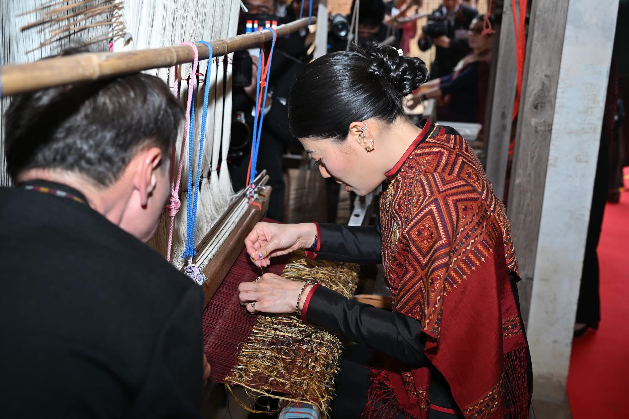 title - ส.ป.ก.กาฬสินธุ์ ร่วมรับเสด็จสมเด็จพระเจ้าลูกเธอ เจ้าฟ้าสิริวัณณวรี นารีรัตนราชกัญญา เสด็จทอดพระเนตรนิทรรศการ และการจัดแสดงผลงานภูมิปัญญาผ้าไทย และงานหัตถกรรมชุมชน ณ สหกรณ์ศูนย์ศิลปาชีพทอผ้าไหมแพรวา บ้านโพน กาฬสินธุ์ จำกัด ตำบลบ้านโพน อำเภอคำม่วง จังหวัดกาฬสินธุ์