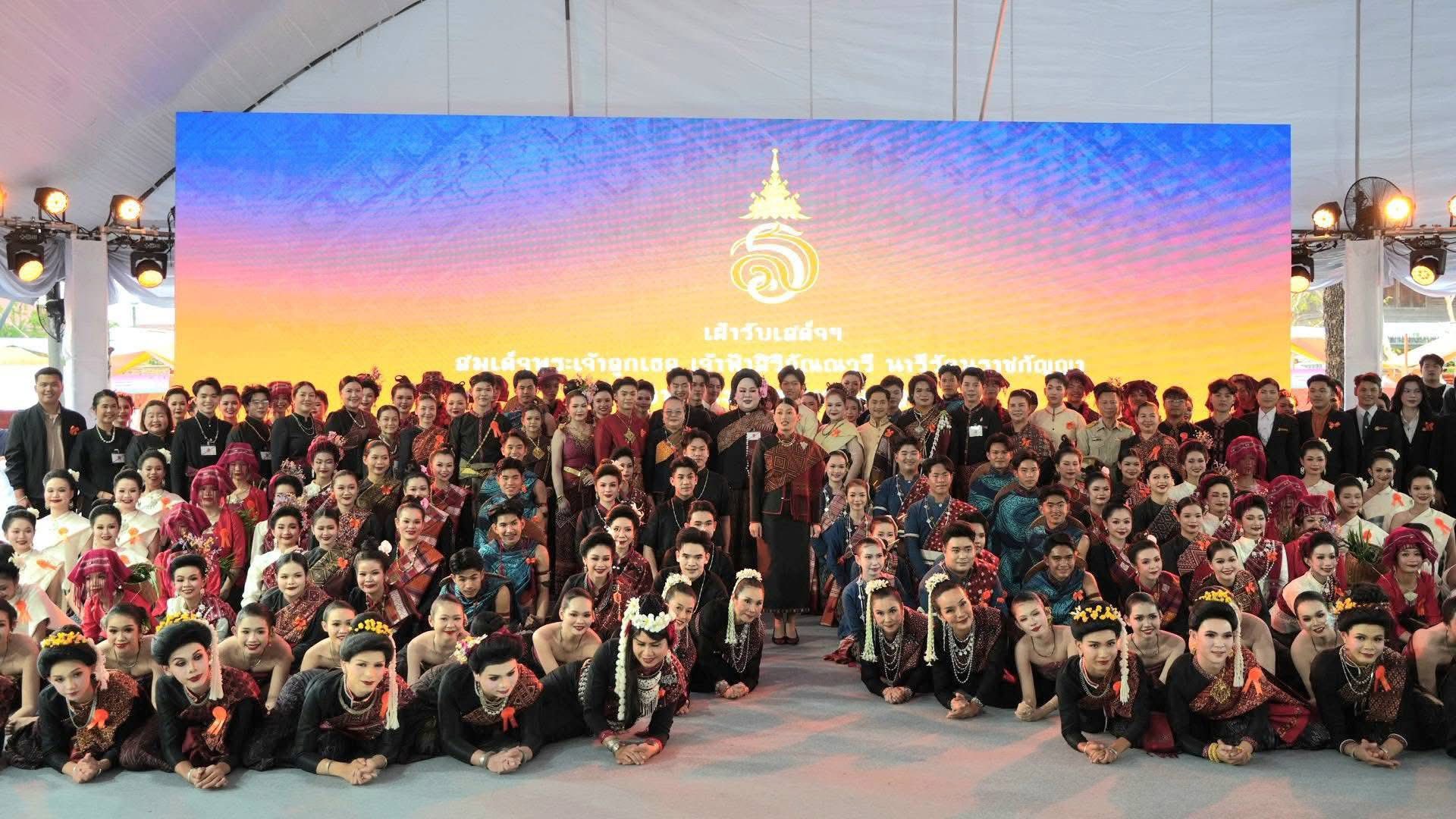 title - ส.ป.ก.กาฬสินธุ์ ร่วมรับเสด็จสมเด็จพระเจ้าลูกเธอ เจ้าฟ้าสิริวัณณวรี นารีรัตนราชกัญญา เสด็จทอดพระเนตรนิทรรศการ และการจัดแสดงผลงานภูมิปัญญาผ้าไทย และงานหัตถกรรมชุมชน ณ สหกรณ์ศูนย์ศิลปาชีพทอผ้าไหมแพรวา บ้านโพน กาฬสินธุ์ จำกัด ตำบลบ้านโพน อำเภอคำม่วง จังหวัดกาฬสินธุ์