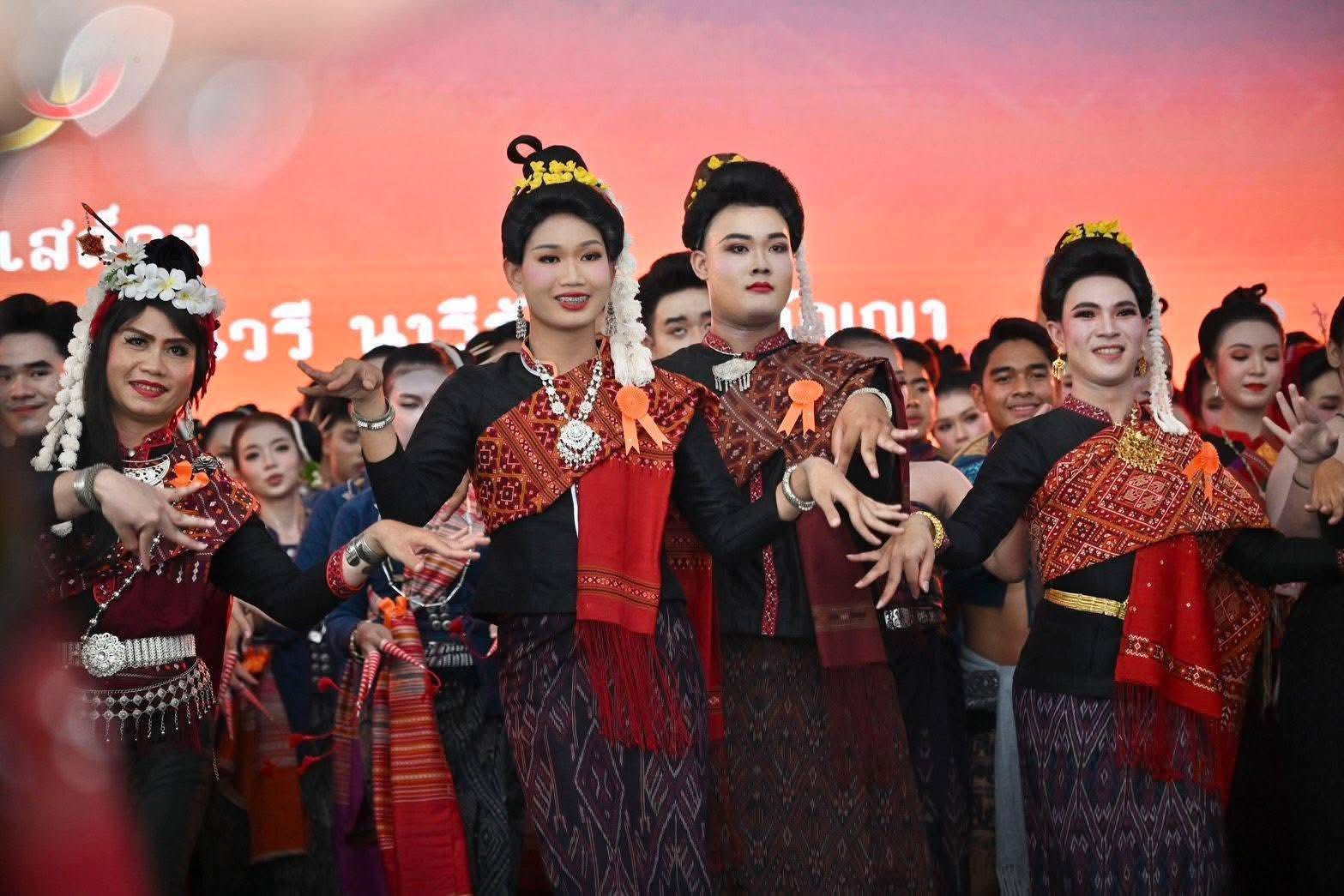 title - ส.ป.ก.กาฬสินธุ์ ร่วมรับเสด็จสมเด็จพระเจ้าลูกเธอ เจ้าฟ้าสิริวัณณวรี นารีรัตนราชกัญญา เสด็จทอดพระเนตรนิทรรศการ และการจัดแสดงผลงานภูมิปัญญาผ้าไทย และงานหัตถกรรมชุมชน ณ สหกรณ์ศูนย์ศิลปาชีพทอผ้าไหมแพรวา บ้านโพน กาฬสินธุ์ จำกัด ตำบลบ้านโพน อำเภอคำม่วง จังหวัดกาฬสินธุ์