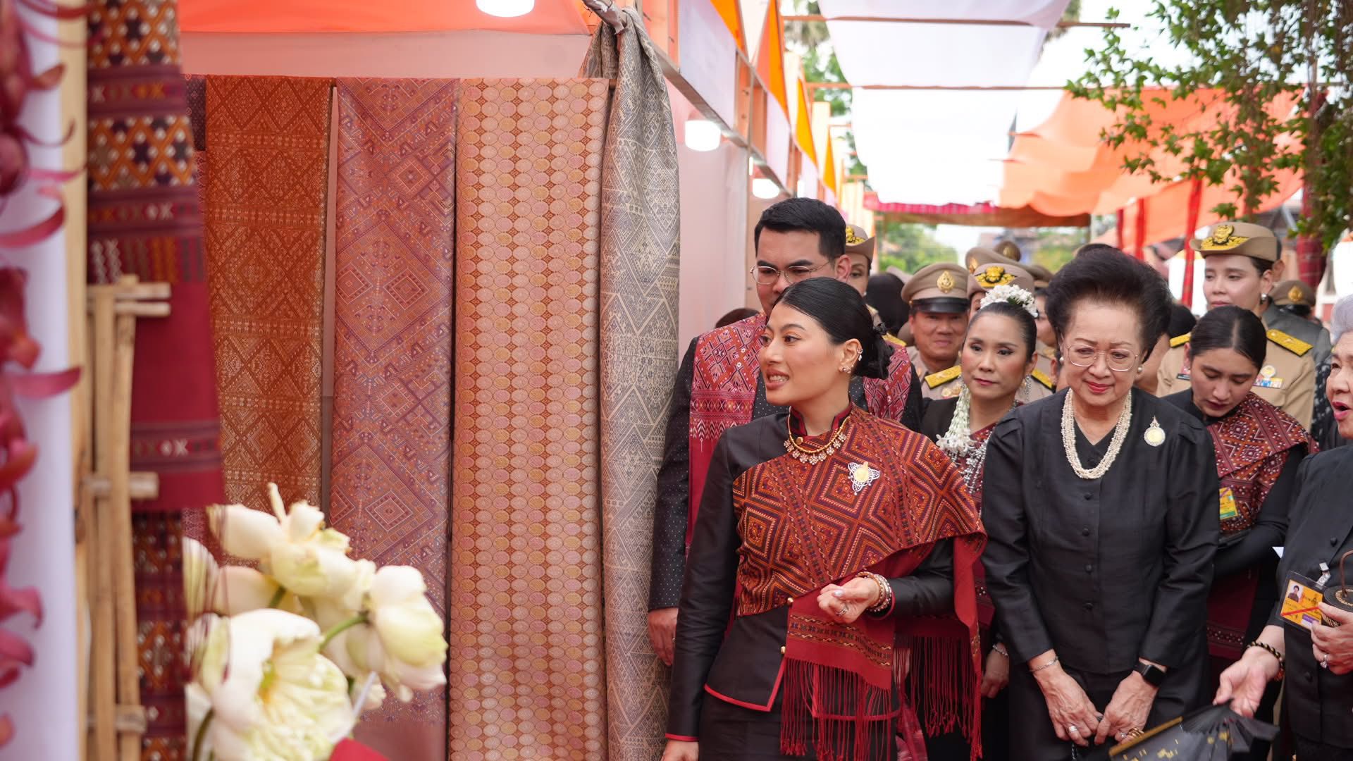 title - ส.ป.ก.กาฬสินธุ์ ร่วมรับเสด็จสมเด็จพระเจ้าลูกเธอ เจ้าฟ้าสิริวัณณวรี นารีรัตนราชกัญญา เสด็จทอดพระเนตรนิทรรศการ และการจัดแสดงผลงานภูมิปัญญาผ้าไทย และงานหัตถกรรมชุมชน ณ สหกรณ์ศูนย์ศิลปาชีพทอผ้าไหมแพรวา บ้านโพน กาฬสินธุ์ จำกัด ตำบลบ้านโพน อำเภอคำม่วง จังหวัดกาฬสินธุ์