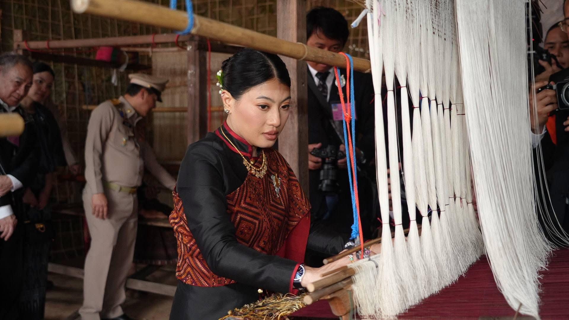 title - ส.ป.ก.กาฬสินธุ์ ร่วมรับเสด็จสมเด็จพระเจ้าลูกเธอ เจ้าฟ้าสิริวัณณวรี นารีรัตนราชกัญญา เสด็จทอดพระเนตรนิทรรศการ และการจัดแสดงผลงานภูมิปัญญาผ้าไทย และงานหัตถกรรมชุมชน ณ สหกรณ์ศูนย์ศิลปาชีพทอผ้าไหมแพรวา บ้านโพน กาฬสินธุ์ จำกัด ตำบลบ้านโพน อำเภอคำม่วง จังหวัดกาฬสินธุ์