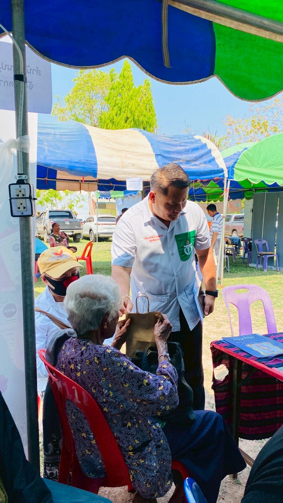 title - ส.ป.ก.กาฬสินธุ์ เข้าร่วมโครงการหน่วยแพทย์เคลื่อนที่ พอ.สว. และโครงการจังหวัดกาฬสินธุ์ บำบัดทุกข์ บำรุงสุข สร้างรอยยิ้มให้ประชาชน ออกไปให้บริการประชาชน ณ โรงเรียนกุดจิกวิทยาคาร บ้านกุดจิก หมู่ที่ 3 ตำบลกุดจิก อำเภอท่าคันโท จังหวัดกาฬสินธุ์