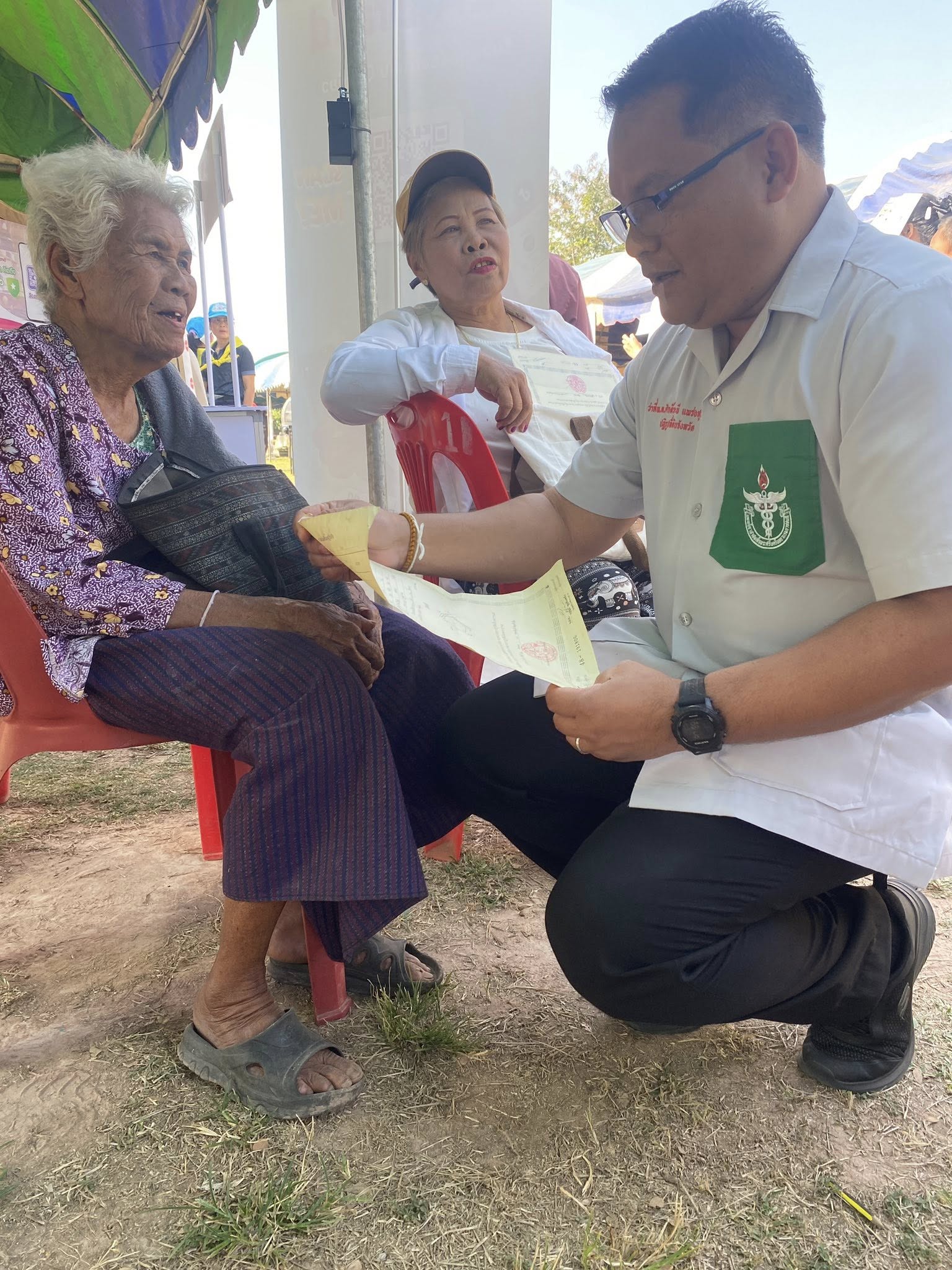 title - ส.ป.ก.กาฬสินธุ์ เข้าร่วมโครงการหน่วยแพทย์เคลื่อนที่ พอ.สว. และโครงการจังหวัดกาฬสินธุ์ บำบัดทุกข์ บำรุงสุข สร้างรอยยิ้มให้ประชาชน ออกไปให้บริการประชาชน ณ โรงเรียนกุดจิกวิทยาคาร บ้านกุดจิก หมู่ที่ 3 ตำบลกุดจิก อำเภอท่าคันโท จังหวัดกาฬสินธุ์