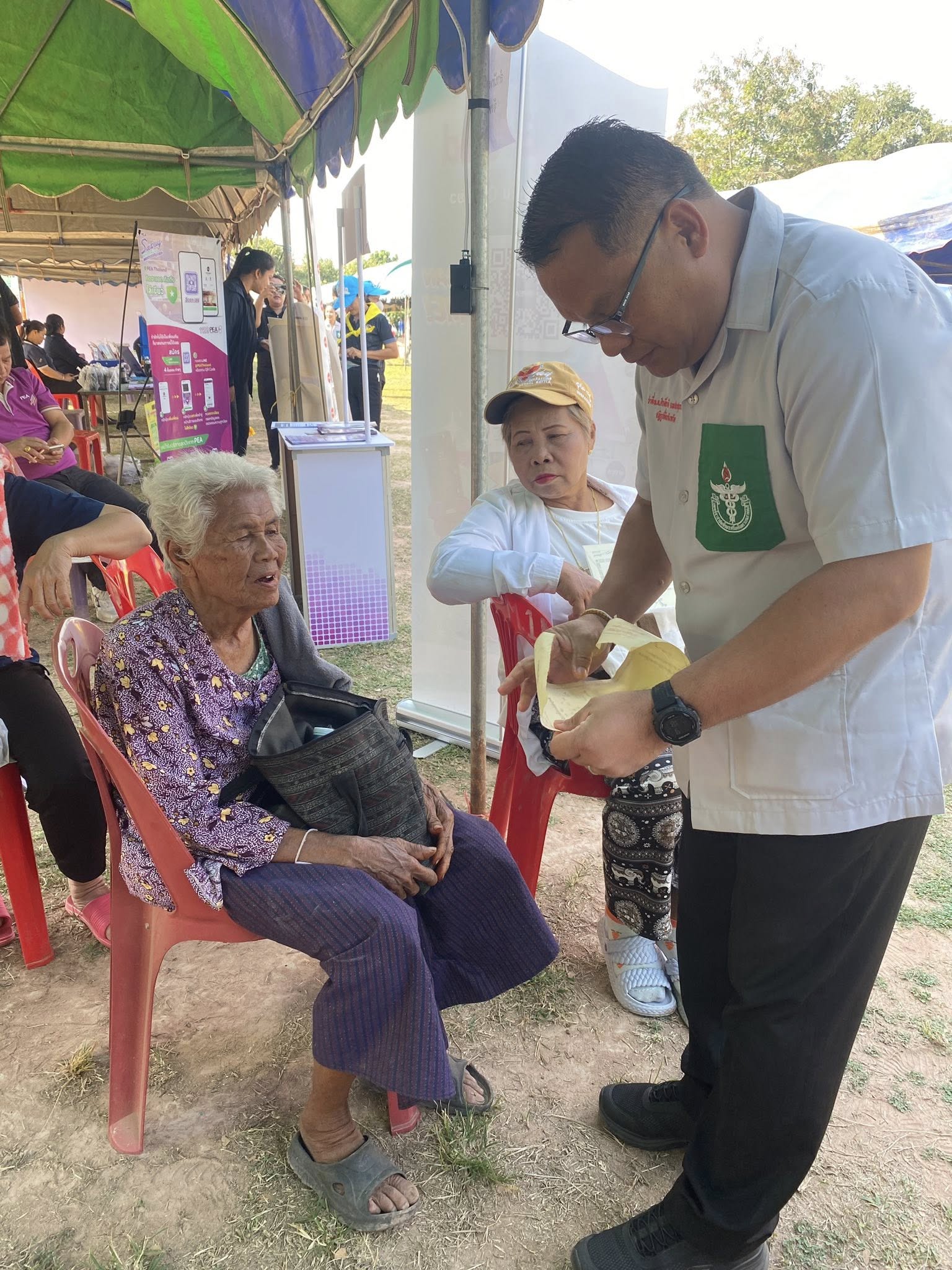 title - ส.ป.ก.กาฬสินธุ์ เข้าร่วมโครงการหน่วยแพทย์เคลื่อนที่ พอ.สว. และโครงการจังหวัดกาฬสินธุ์ บำบัดทุกข์ บำรุงสุข สร้างรอยยิ้มให้ประชาชน ออกไปให้บริการประชาชน ณ โรงเรียนกุดจิกวิทยาคาร บ้านกุดจิก หมู่ที่ 3 ตำบลกุดจิก อำเภอท่าคันโท จังหวัดกาฬสินธุ์