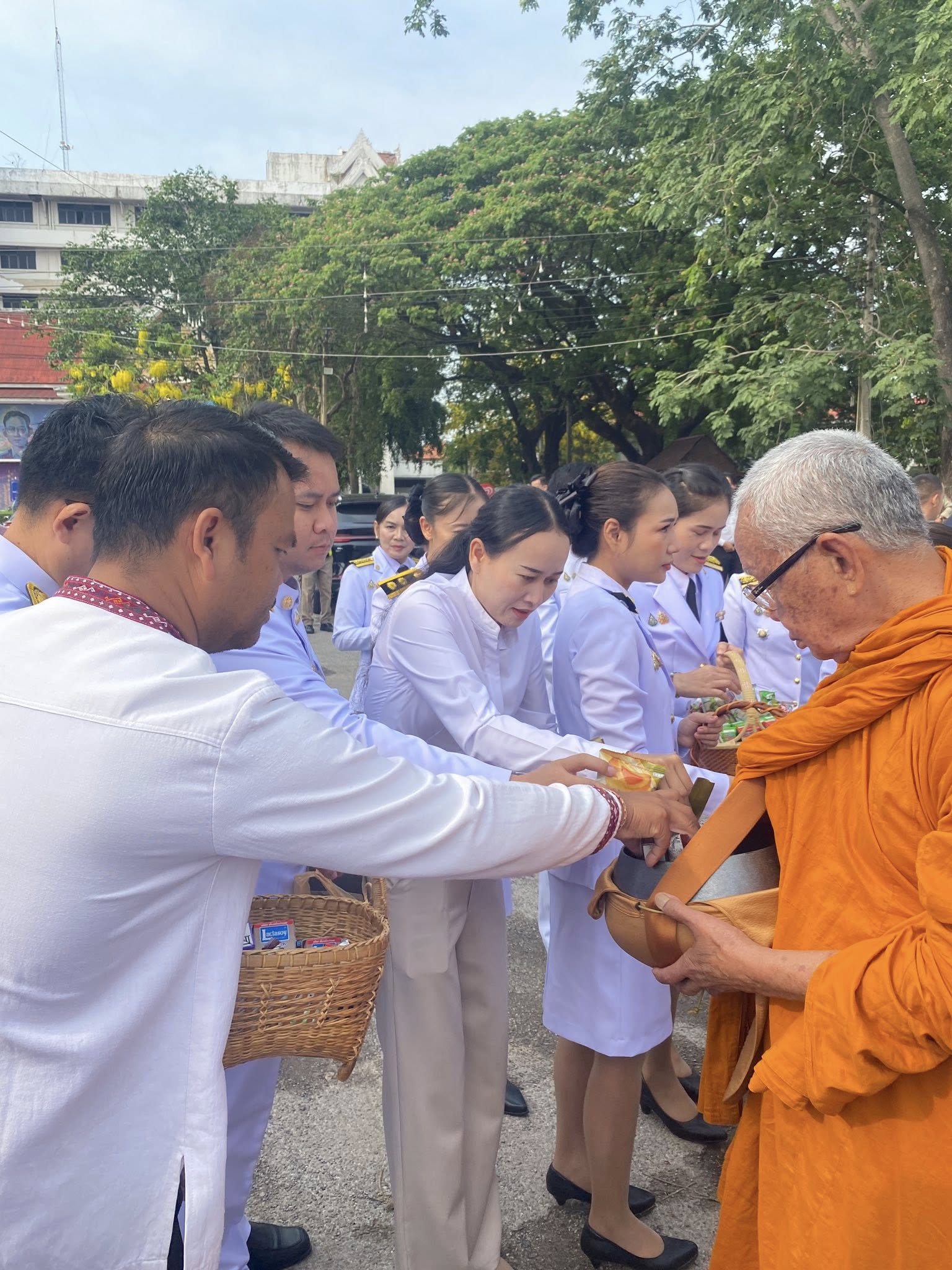 title - ส.ป.ก.กาฬสินธุ์ ร่วมพิธีถวายพระพรชัยมงคล พิธีเจริญพระพุทธมนต์ และทำบุญตักบาตร เนื่องในวันคล้ายวันประสูติสมเด็จพระเจ้าลูกยาเธอ เจ้าฟ้าทีปังกรรัศมีโชติ มหาวชิโรตตมางกูร สิริวิบูลยราชกุมาร