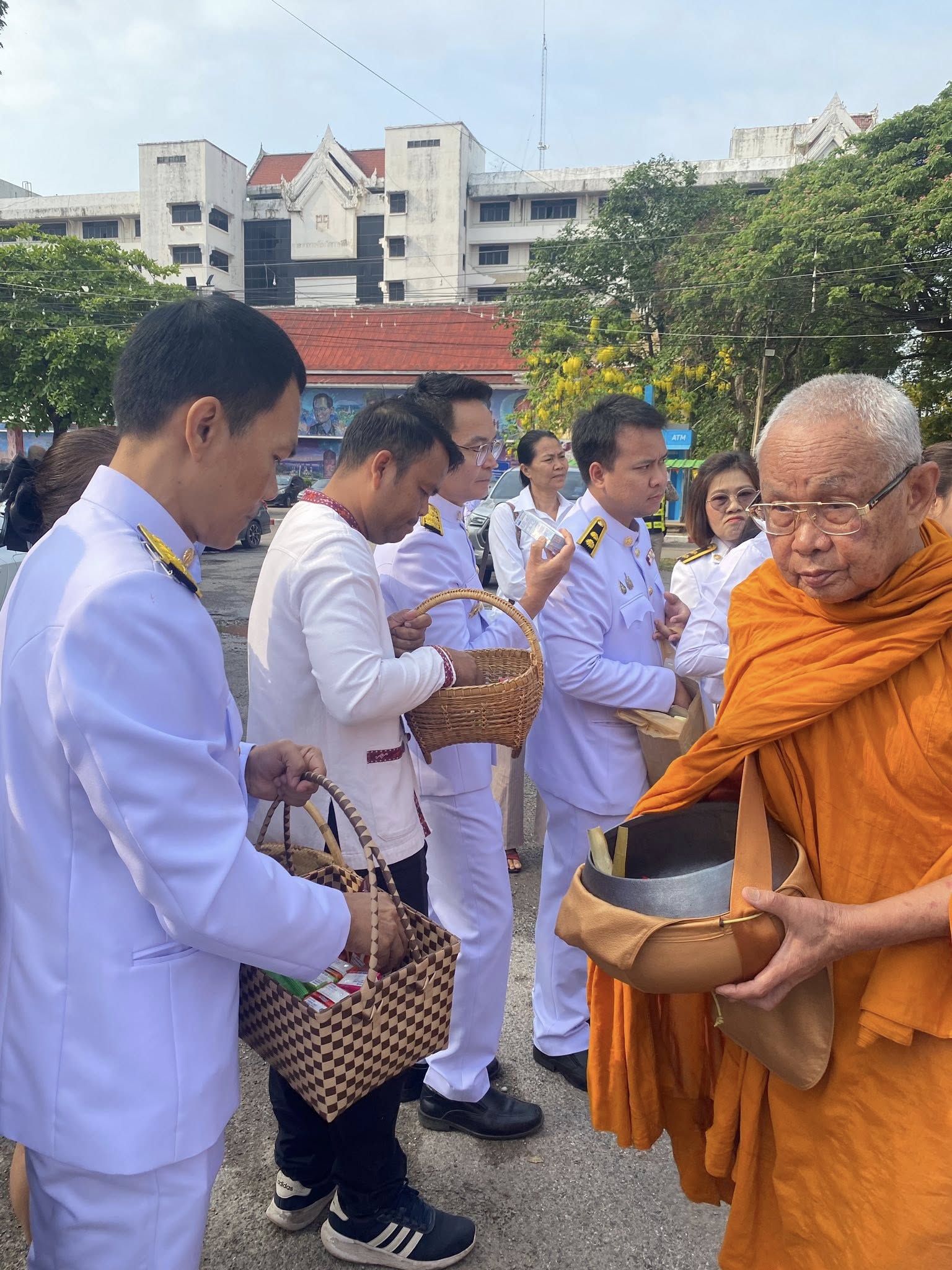 title - ส.ป.ก.กาฬสินธุ์ ร่วมพิธีถวายพระพรชัยมงคล พิธีเจริญพระพุทธมนต์ และทำบุญตักบาตร เนื่องในวันคล้ายวันประสูติสมเด็จพระเจ้าลูกยาเธอ เจ้าฟ้าทีปังกรรัศมีโชติ มหาวชิโรตตมางกูร สิริวิบูลยราชกุมาร