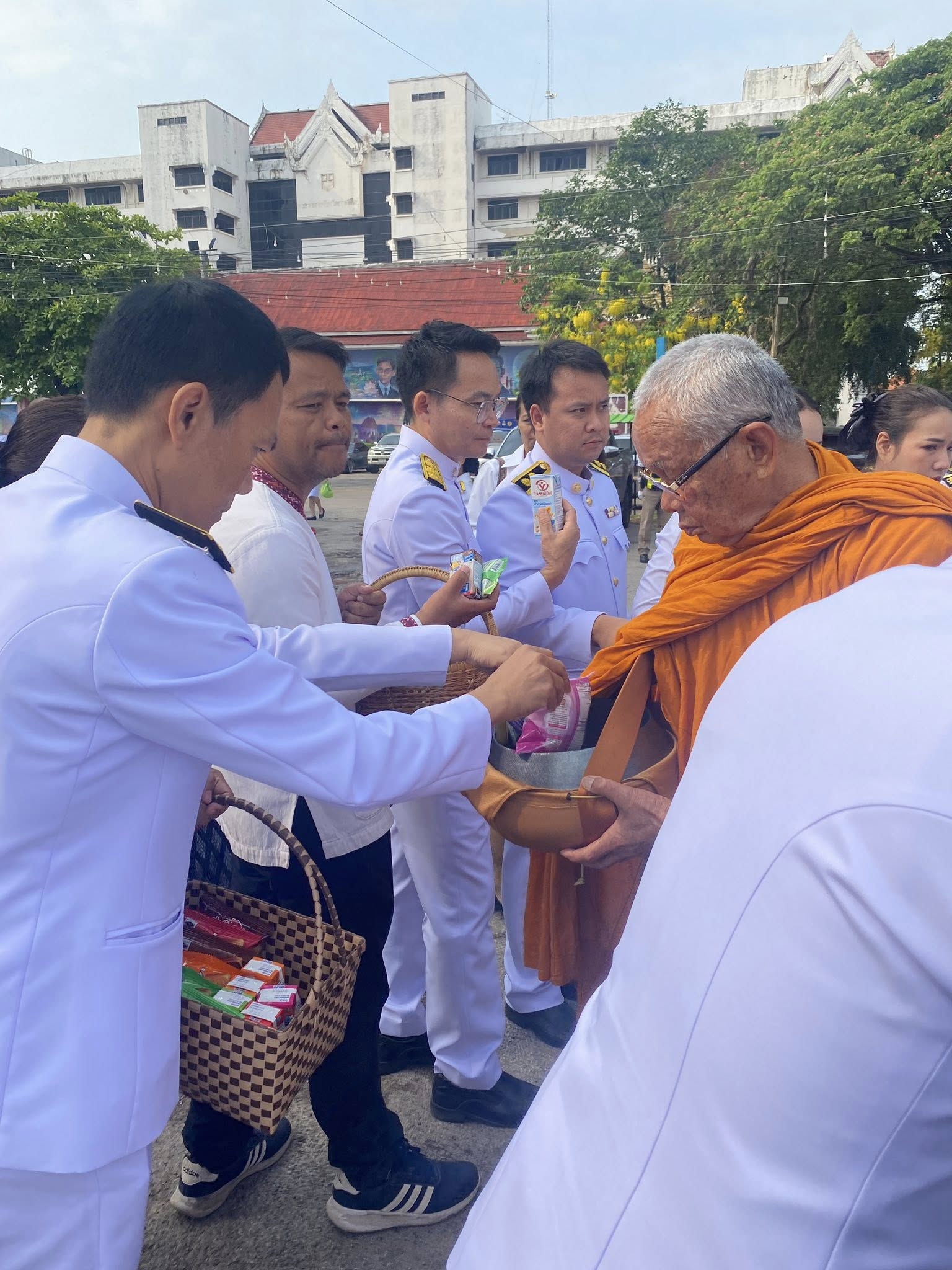 title - ส.ป.ก.กาฬสินธุ์ ร่วมพิธีถวายพระพรชัยมงคล พิธีเจริญพระพุทธมนต์ และทำบุญตักบาตร เนื่องในวันคล้ายวันประสูติสมเด็จพระเจ้าลูกยาเธอ เจ้าฟ้าทีปังกรรัศมีโชติ มหาวชิโรตตมางกูร สิริวิบูลยราชกุมาร