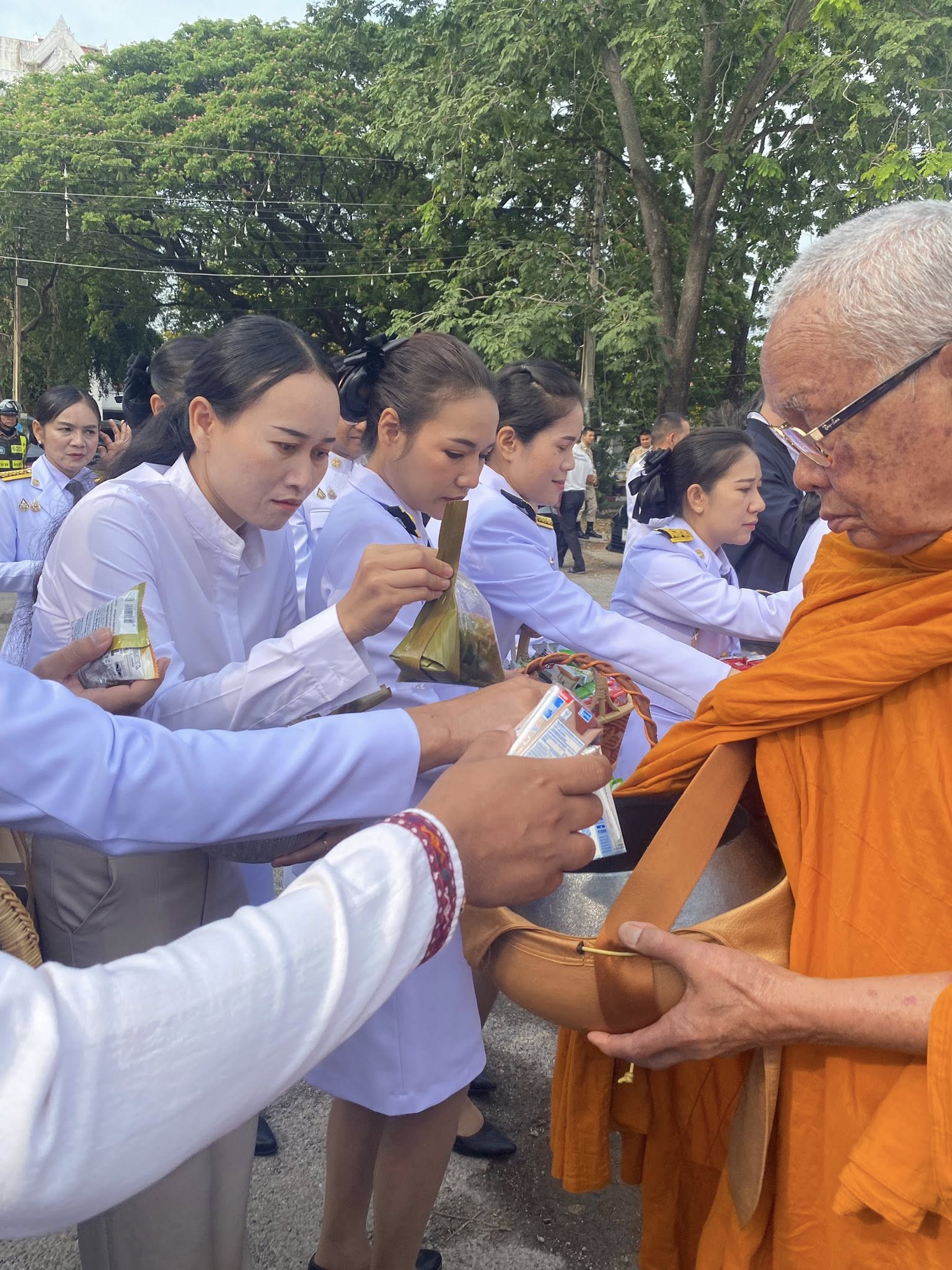title - ส.ป.ก.กาฬสินธุ์ ร่วมพิธีถวายพระพรชัยมงคล พิธีเจริญพระพุทธมนต์ และทำบุญตักบาตร เนื่องในวันคล้ายวันประสูติสมเด็จพระเจ้าลูกยาเธอ เจ้าฟ้าทีปังกรรัศมีโชติ มหาวชิโรตตมางกูร สิริวิบูลยราชกุมาร