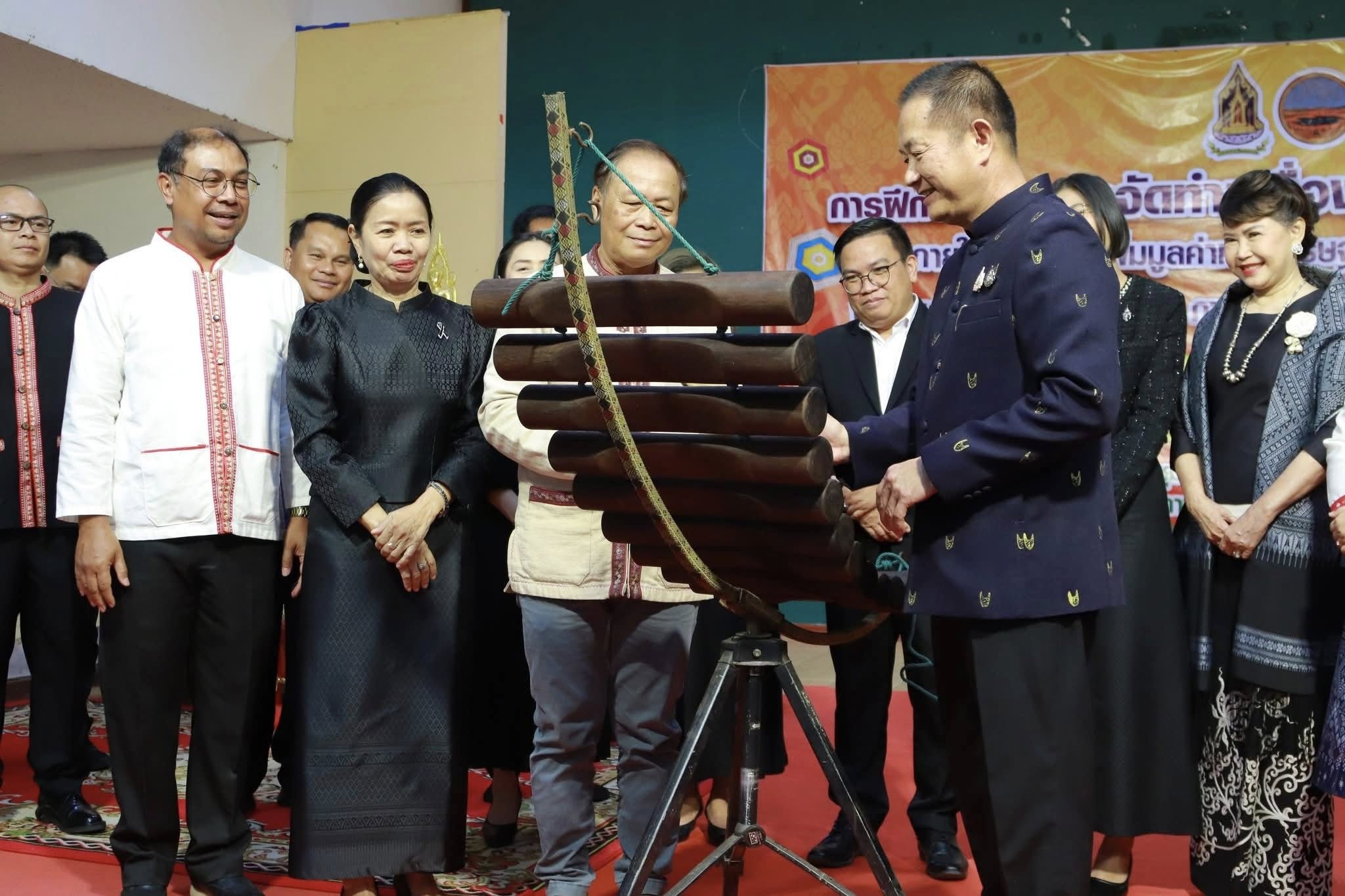 title - ส.ป.ก.กาฬสินธุ์ เข้าร่วมเปิดกิจกรรมการฝึกอบรมการจัดทำเครื่องดนตรีพื้นบ้านโปงลาง ภายใต้โครงการเพิ่มมูลค่าทางเศรษฐกิจด้วยทุนทางวัฒนธรรม รายการค่าใช้จ่ายในการส่งเสริมการท่องเที่ยวเชิงสร้างสรรค์ มหกรรมโปงลาง แพรวา กาฬสินธุ์ ประจำปีงบประมาณ พ.ศ.2569 รุ่นที่ 1