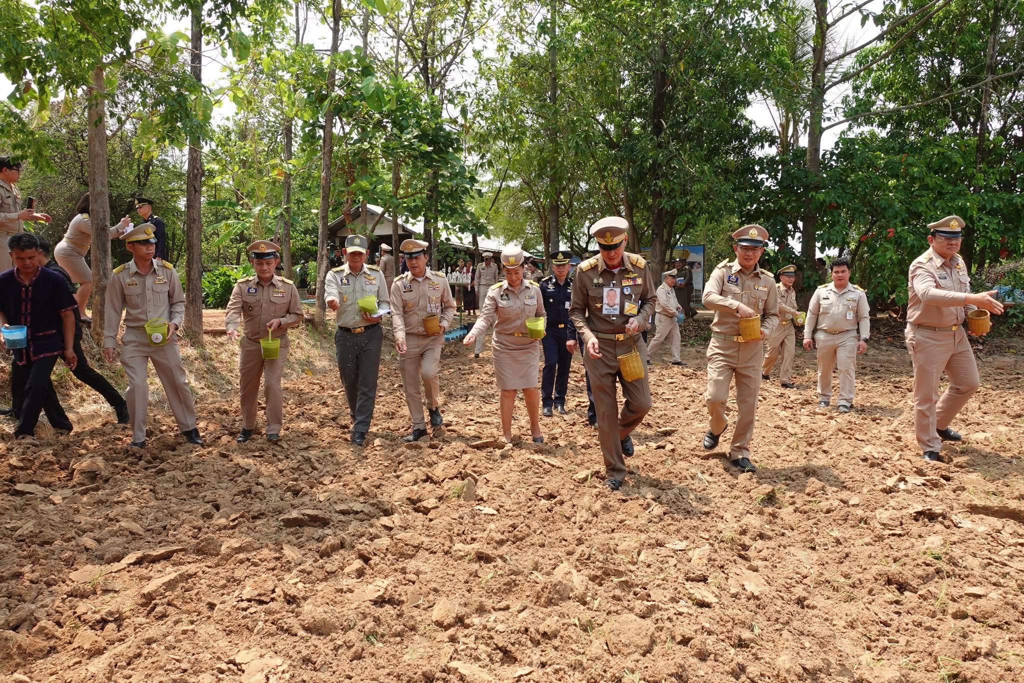 title - ส.ป.ก.กาฬสินธุ์ ร่วมต้อนรับ พลอากาศเอก จอม รุ่งสว่าง องคมนตรี รองประธานติดตามและขับเคลื่อนการดำเนินงานโครงการอันเนื่องมาจากพระราชดำริ