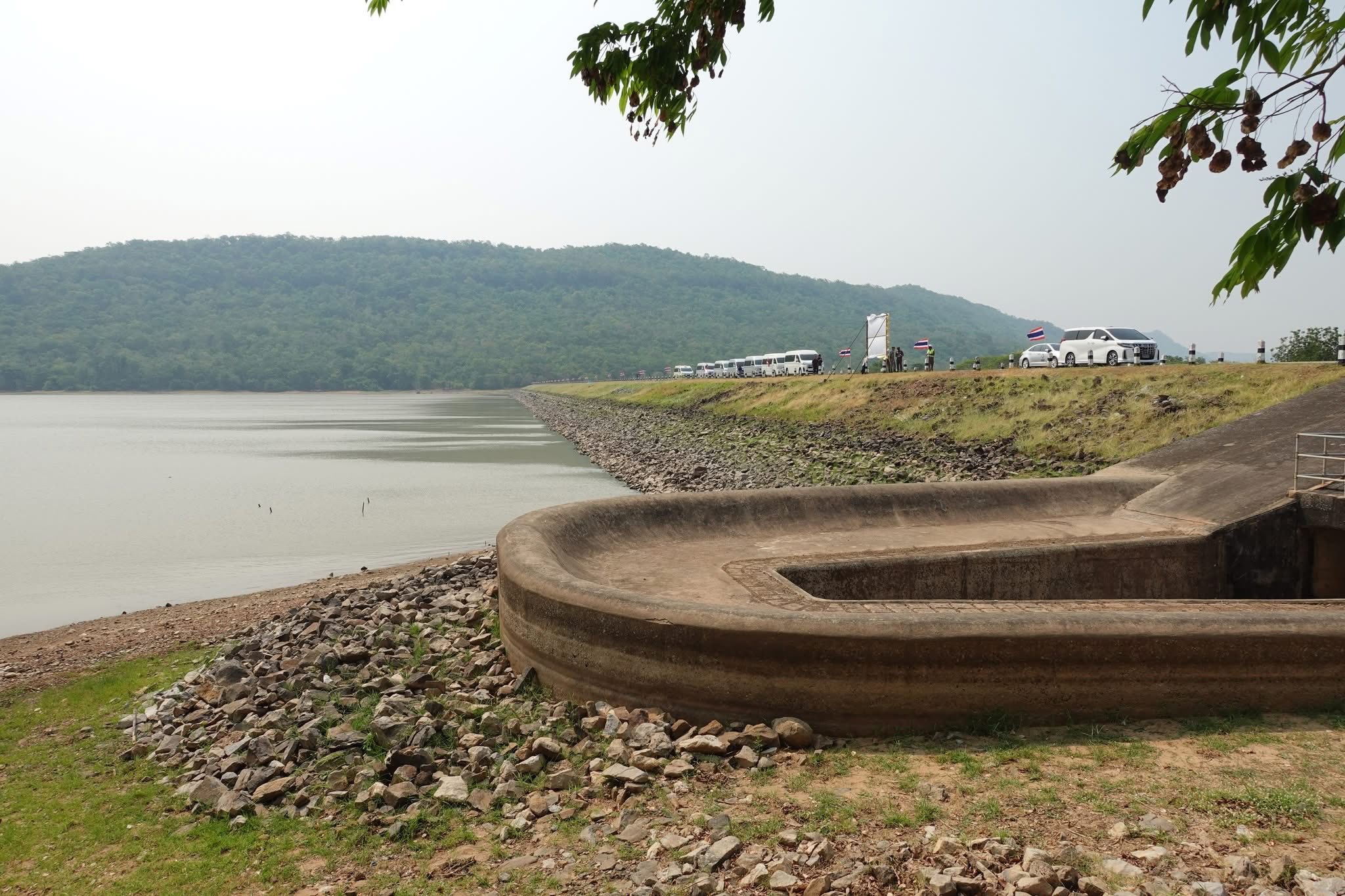 title - ส.ป.ก.กาฬสินธุ์ ร่วมต้อนรับ พลอากาศเอก จอม รุ่งสว่าง องคมนตรี รองประธานติดตามและขับเคลื่อนการดำเนินงานโครงการอันเนื่องมาจากพระราชดำริ