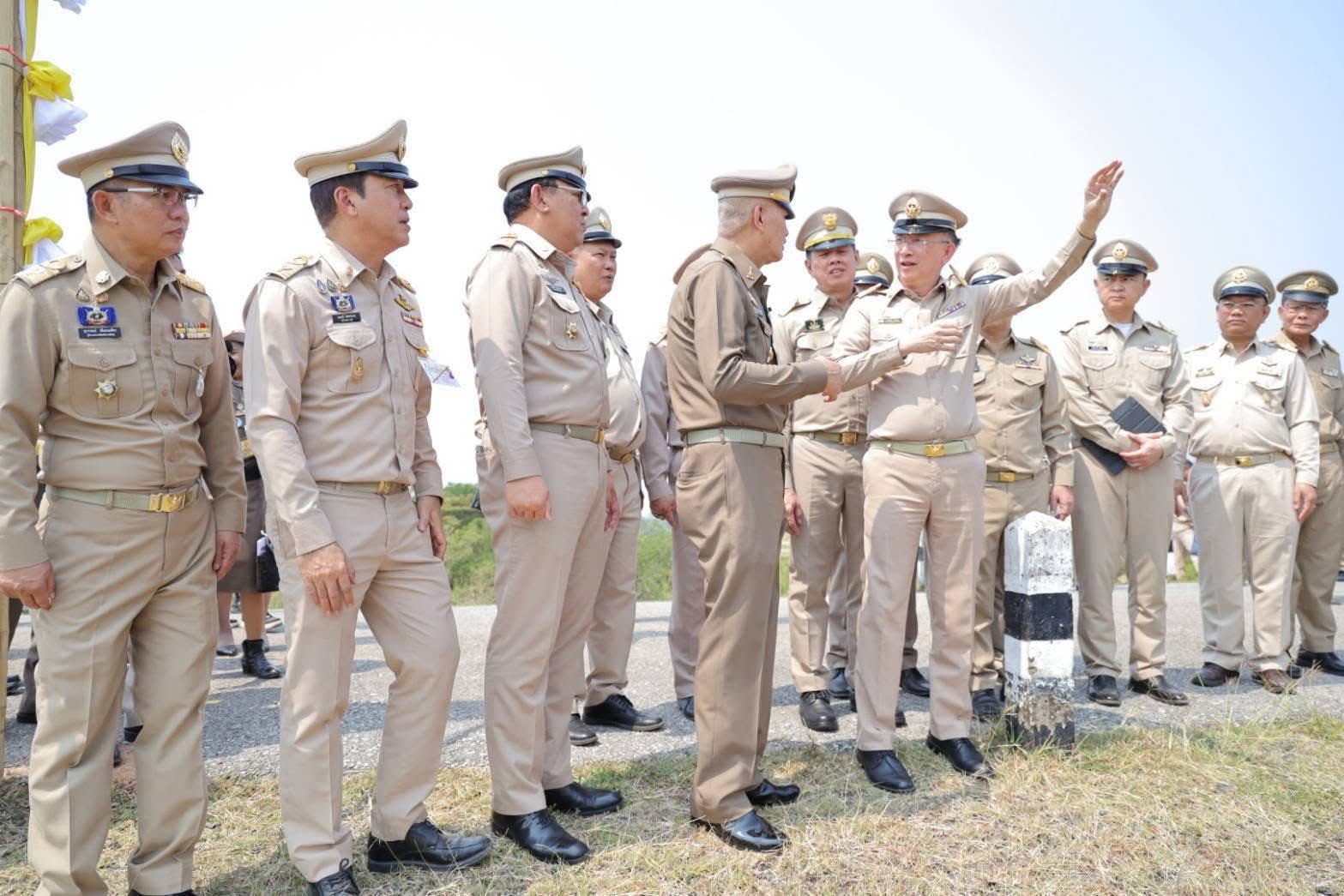title - ส.ป.ก.กาฬสินธุ์ ร่วมต้อนรับ พลอากาศเอก จอม รุ่งสว่าง องคมนตรี รองประธานติดตามและขับเคลื่อนการดำเนินงานโครงการอันเนื่องมาจากพระราชดำริ