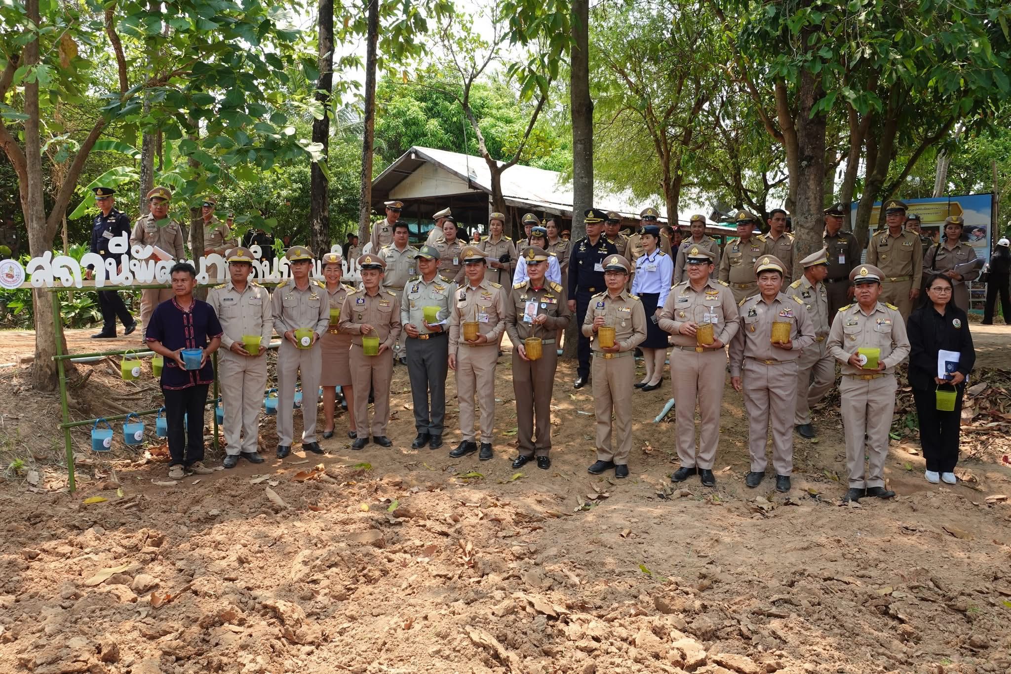 title - ส.ป.ก.กาฬสินธุ์ ร่วมต้อนรับ พลอากาศเอก จอม รุ่งสว่าง องคมนตรี รองประธานติดตามและขับเคลื่อนการดำเนินงานโครงการอันเนื่องมาจากพระราชดำริ