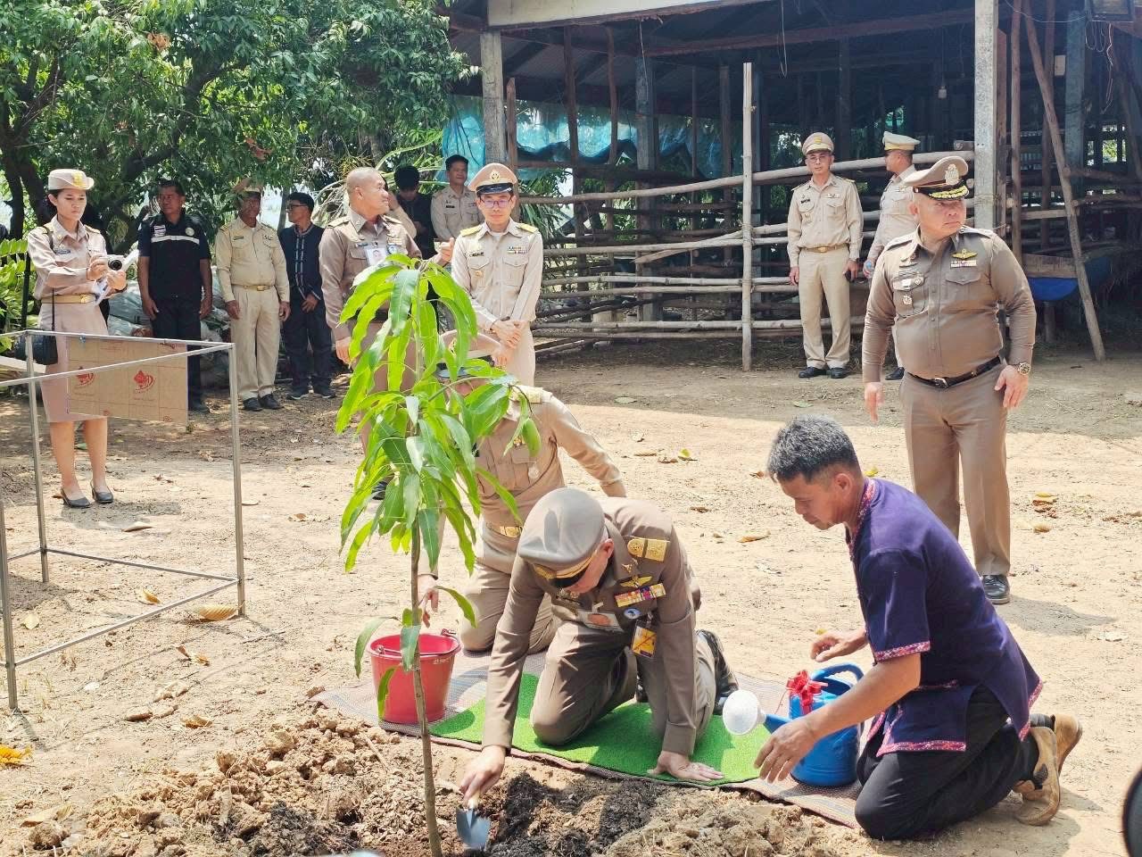 title - ส.ป.ก.กาฬสินธุ์ ร่วมต้อนรับ พลอากาศเอก จอม รุ่งสว่าง องคมนตรี รองประธานติดตามและขับเคลื่อนการดำเนินงานโครงการอันเนื่องมาจากพระราชดำริ
