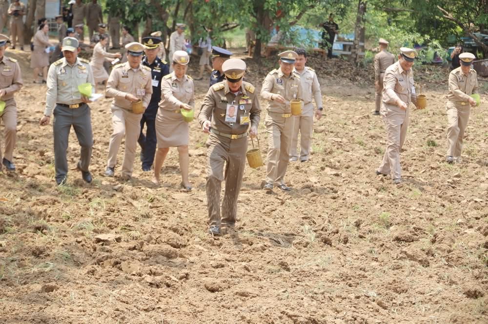 title - ส.ป.ก.กาฬสินธุ์ ร่วมต้อนรับ พลอากาศเอก จอม รุ่งสว่าง องคมนตรี รองประธานติดตามและขับเคลื่อนการดำเนินงานโครงการอันเนื่องมาจากพระราชดำริ
