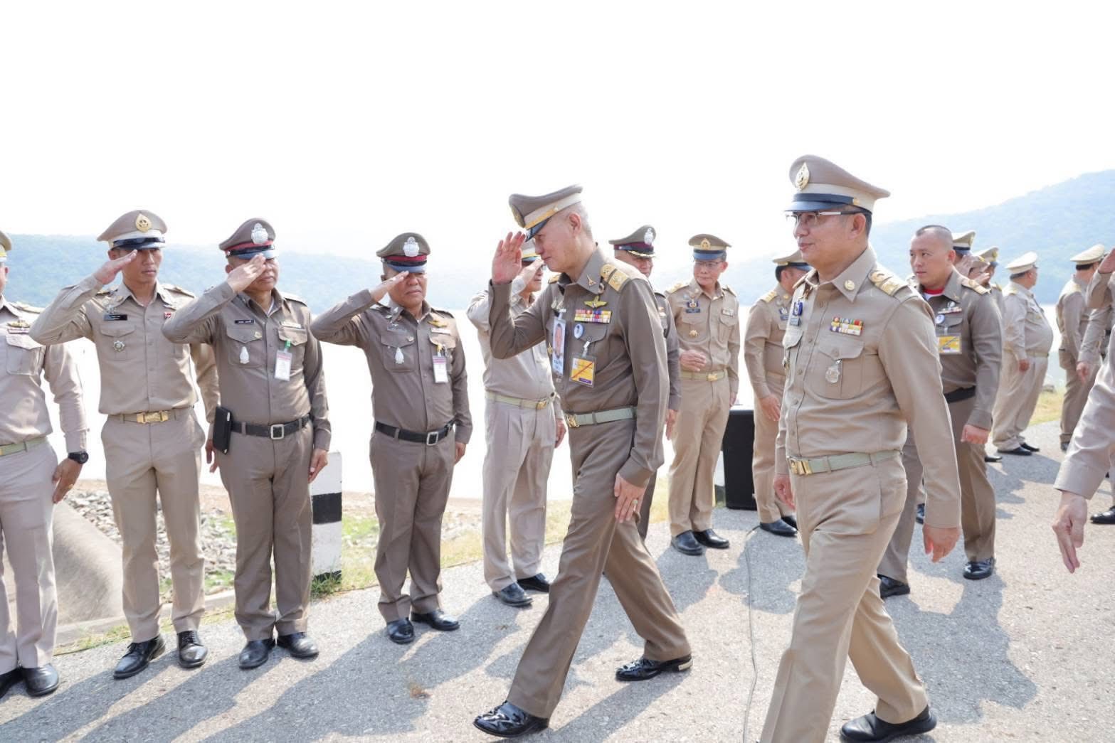 title - ส.ป.ก.กาฬสินธุ์ ร่วมต้อนรับ พลอากาศเอก จอม รุ่งสว่าง องคมนตรี รองประธานติดตามและขับเคลื่อนการดำเนินงานโครงการอันเนื่องมาจากพระราชดำริ