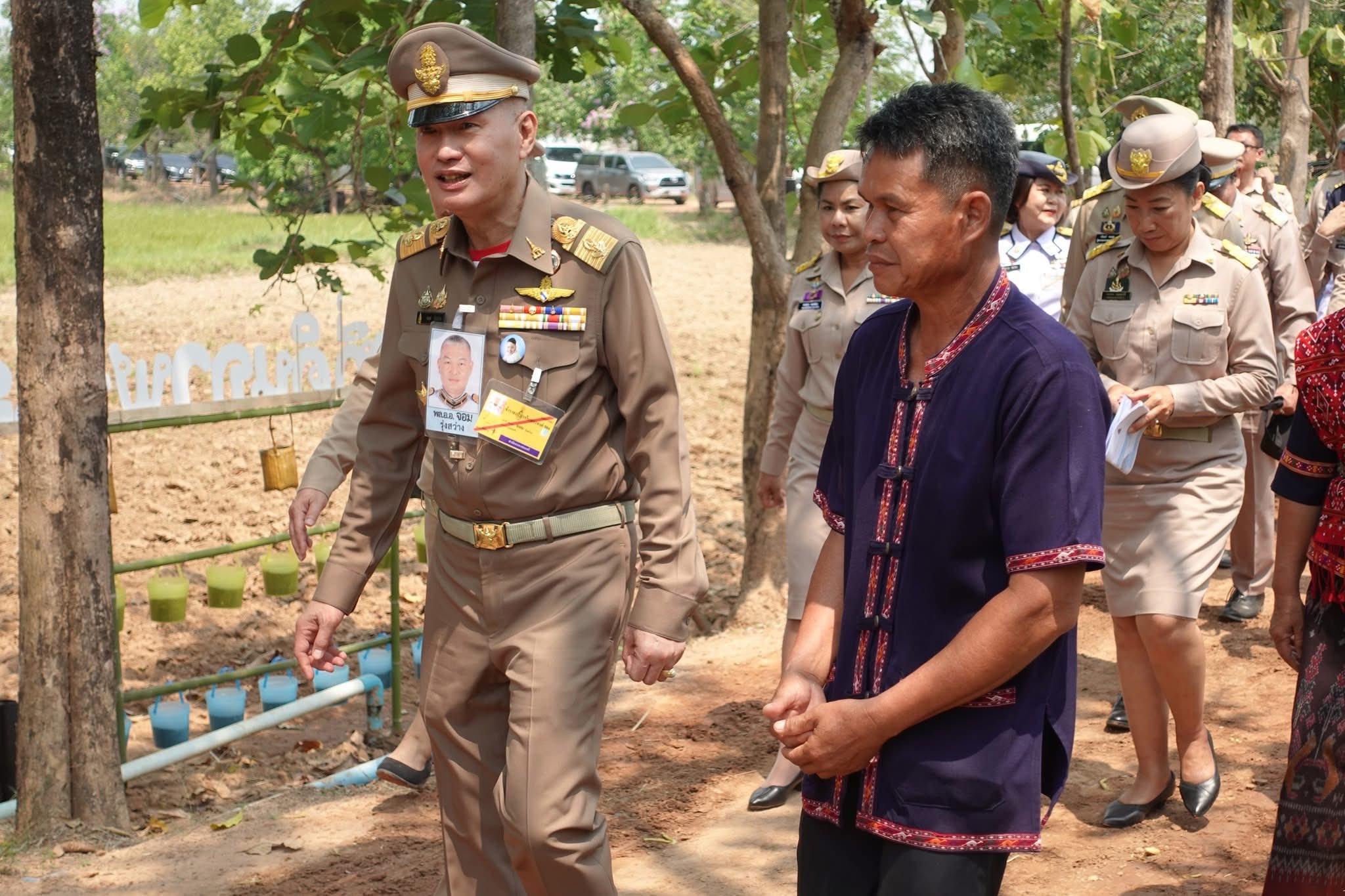 title - ส.ป.ก.กาฬสินธุ์ ร่วมต้อนรับ พลอากาศเอก จอม รุ่งสว่าง องคมนตรี รองประธานติดตามและขับเคลื่อนการดำเนินงานโครงการอันเนื่องมาจากพระราชดำริ