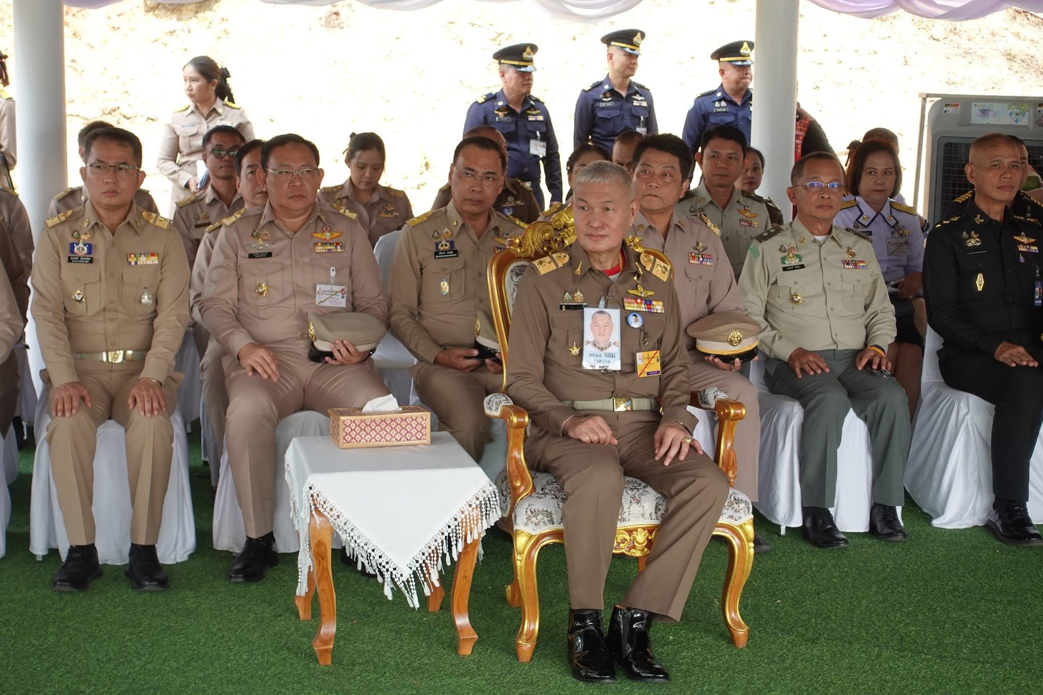 title - ส.ป.ก.กาฬสินธุ์ ร่วมต้อนรับ พลอากาศเอก จอม รุ่งสว่าง องคมนตรี รองประธานติดตามและขับเคลื่อนการดำเนินงานโครงการอันเนื่องมาจากพระราชดำริ