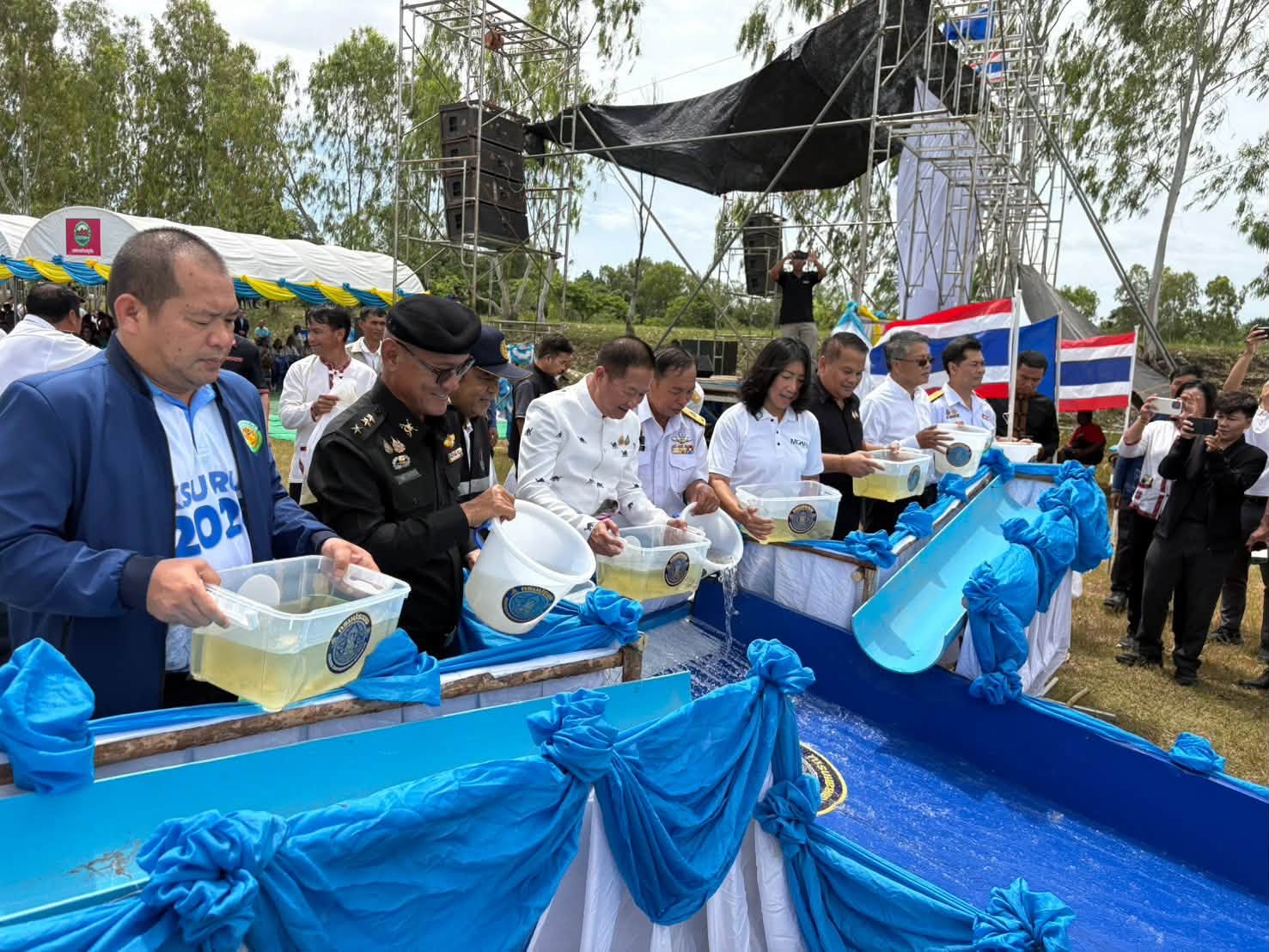 title - ส.ป.ก.กาฬสินธุ์ ร่วมพิธีปล่อยพันธุ์สัตว์น้ำเนื่องในโอกาสครบรอบการสถาปนาปีที่ 100 กรมประมง ณ เขื่อนลำปาว บริเวณบ้านคำดอกไม้ หมู่ที่ 6 ตำบลภูดิน อำเภอเมืองกาฬสินธุ์ จังหวัดกาฬสินธุ์