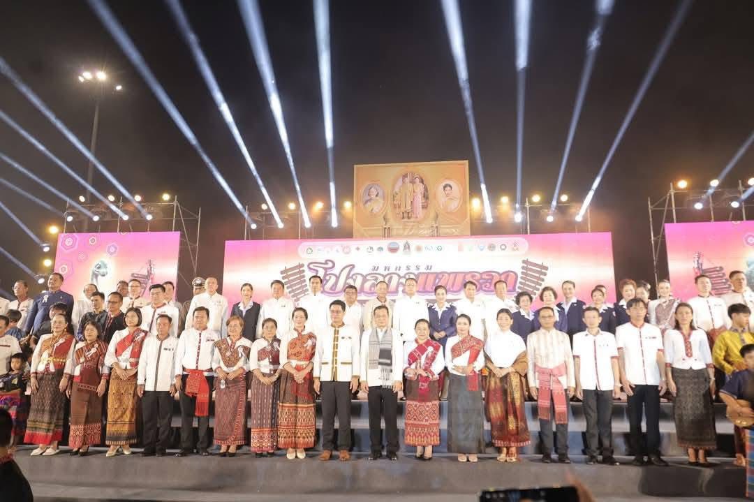 title - ส.ป.ก.กาฬสินธุ์ ร่วมพิธีเปิดงาน “มหกรรมโปงลาง แพรวา และงานกาชาด จังหวัดกาฬสินธุ์” ประจำปี 2569 ณ เวทีกลางบริเวณสนามหน้าศาลากลางจังหวัดกาฬสินธุ์ ศูนย์ราชการจังหวัดกาฬสินธุ์