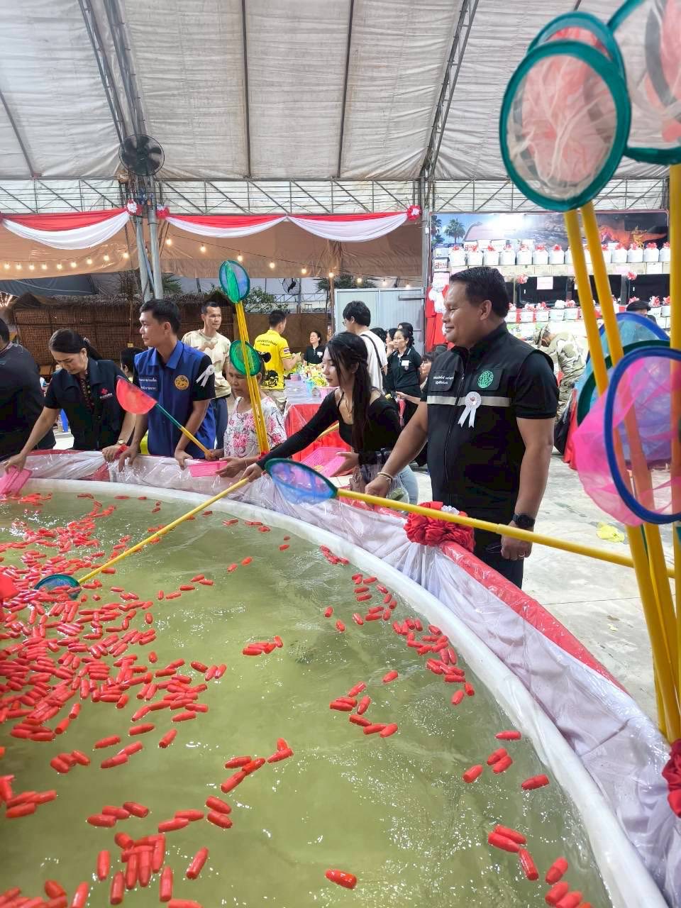 title - ส.ป.ก.กาฬสินธุ์ ร่วมมอบรางวัลพิเศษ และปฏิบัติงานช่วยกาชาดจังหวัดกาฬสินธุ์ ร้าน “มัจฉากาชาด ‘69“ ภายใต้งาน “มหกรรมโปงลาง แพรวา และงานกาชาด จังหวัดกาฬสินธุ์ ประจำปี 2569” ณ ลานด้านหน้าศาลากลางจังหวัดกาฬสินธุ์ ศูนย์ราชการจังหวัดกาฬสินธุ์