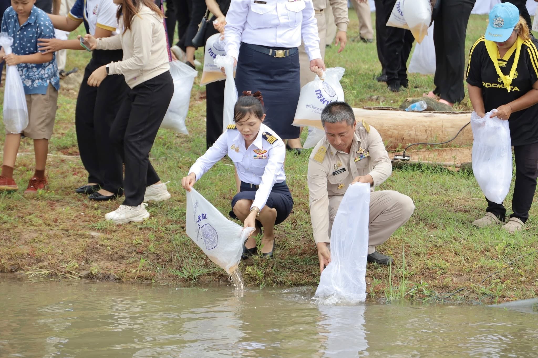 title - ส.ป.ก.กาฬสินธุ์ ร่วมพิธีปล่อยพันธุ์สัตว์น้ำ เพื่อเฉลิมพระเกียรติ สมเด็จพระนางเจ้าสุทิดา พัชรสุธาพิมลลักษณ พระบรมราชินี เนื่องในโอกาสพระราชพิธีมหามงคลเฉลิมพระชนมพรรษา 4 รอบ 3 มิถุนายน 2569 ณ อ่างเก็บน้ำห้วยสังเคียบ หมู่ที่ 4 บ้านเหล่าภูพาน ตำบลแซงบาดาล อำเภอสมเด็จ จังหวัดกาฬสินธุ์