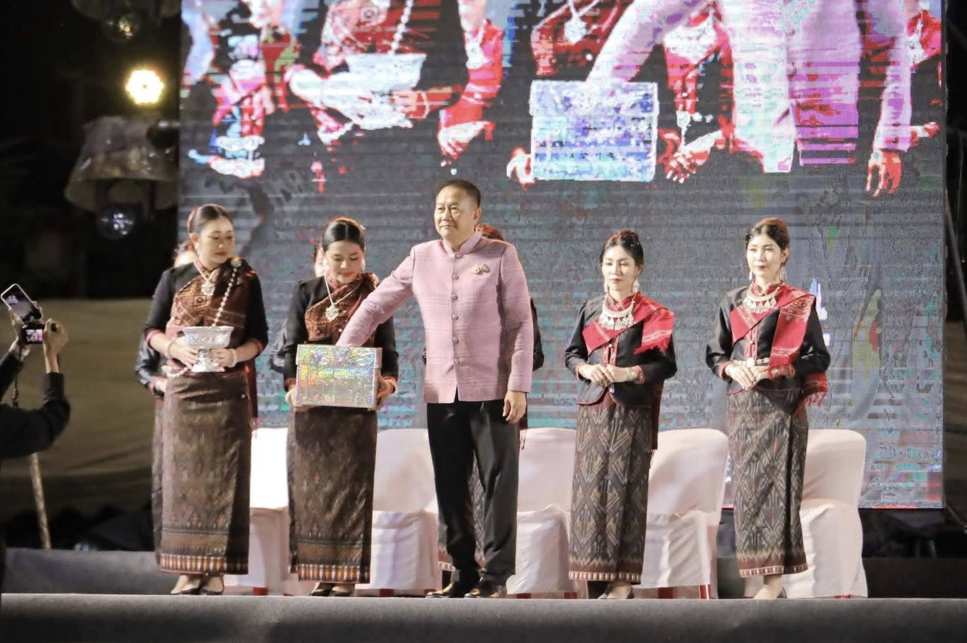 title - ส.ป.ก.กาฬสินธุ์ ร่วมเป็นสักขีพยานในพิธีการออกรางวัลสลากกาชาด ประจำปี 2569 ในงานมหกรรมโปงลาง แพรวา และงานกาชาดจังหวัดกาฬสินธุ์ ประจำปี 2569 ณ เวทีกลาง บริเวณหน้าศาลากลางจังหวัดกาฬสินธุ์