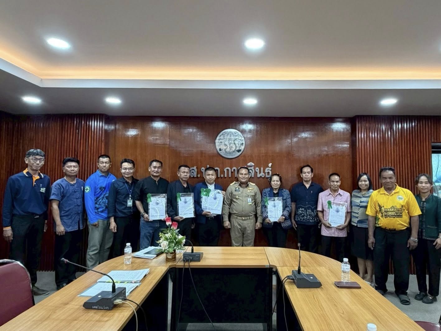 ส.ป.ก.กาฬสินธุ์ ร่วมกันส่งมอบหนังสืออนุญาตให้ใช้ที่ดินเพื่อกิจการสาธารณูปโภคและกิจการอื่นๆ ในเขตปฏิรูปที่ดิน (ส.ป.ก.4-31) จำนวน 5 หน่วนงาน 8 ฉบับ ณ ห้องประชุมสำนักงานการปฏิรูปที่ดินจังหวัดกาฬสินธุ์